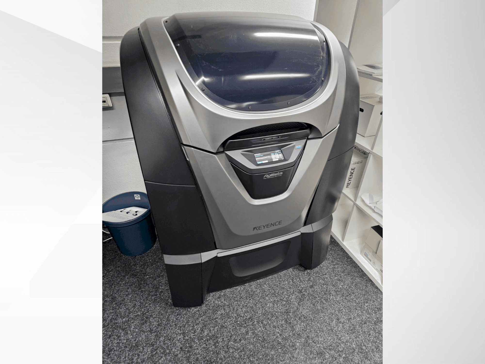 A KEYENCE Agilista 3200 W gép elölnézete