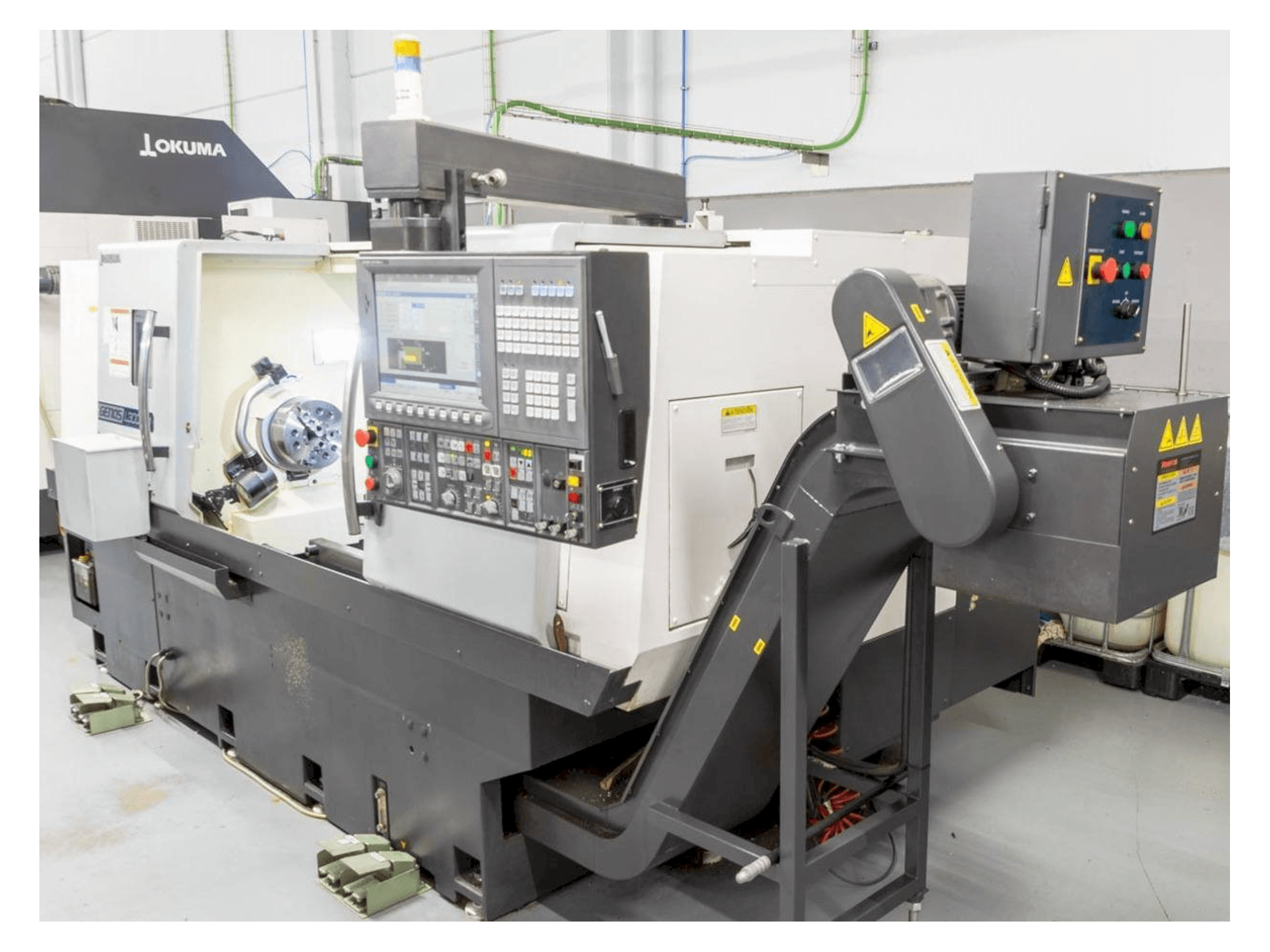 A Okuma Genos L300E-M gép elölnézete