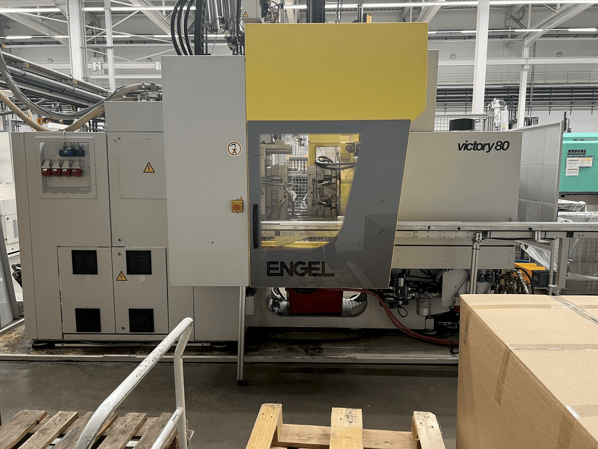 A Engel VC 330H/80V/80CO gép elölnézete