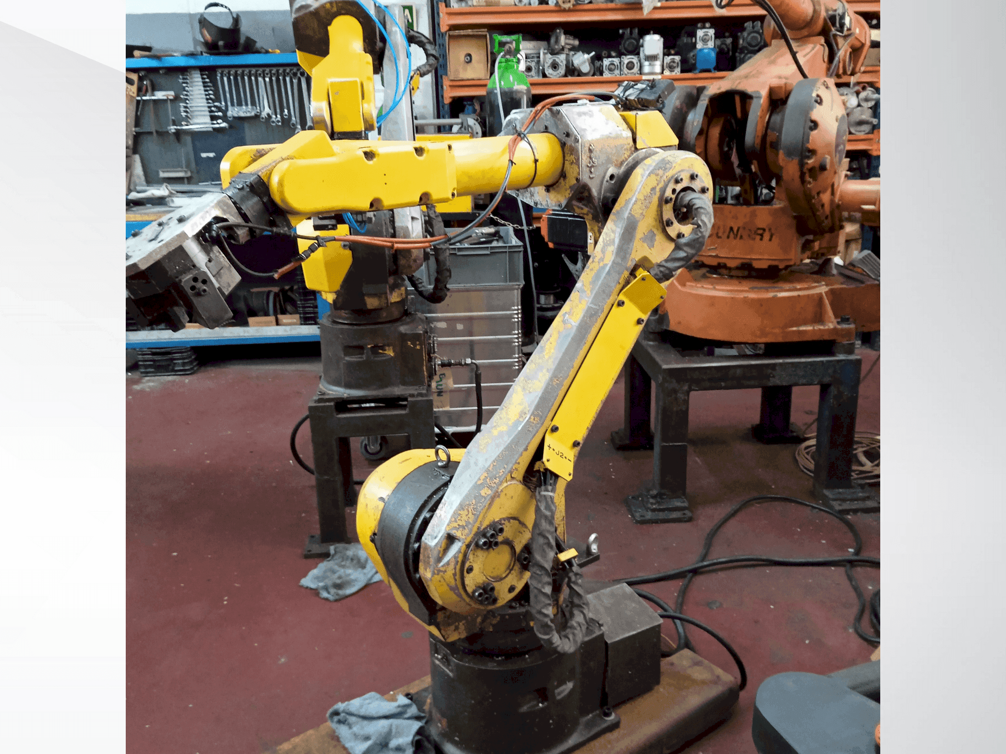 A FANUC M-16iB gép elölnézete