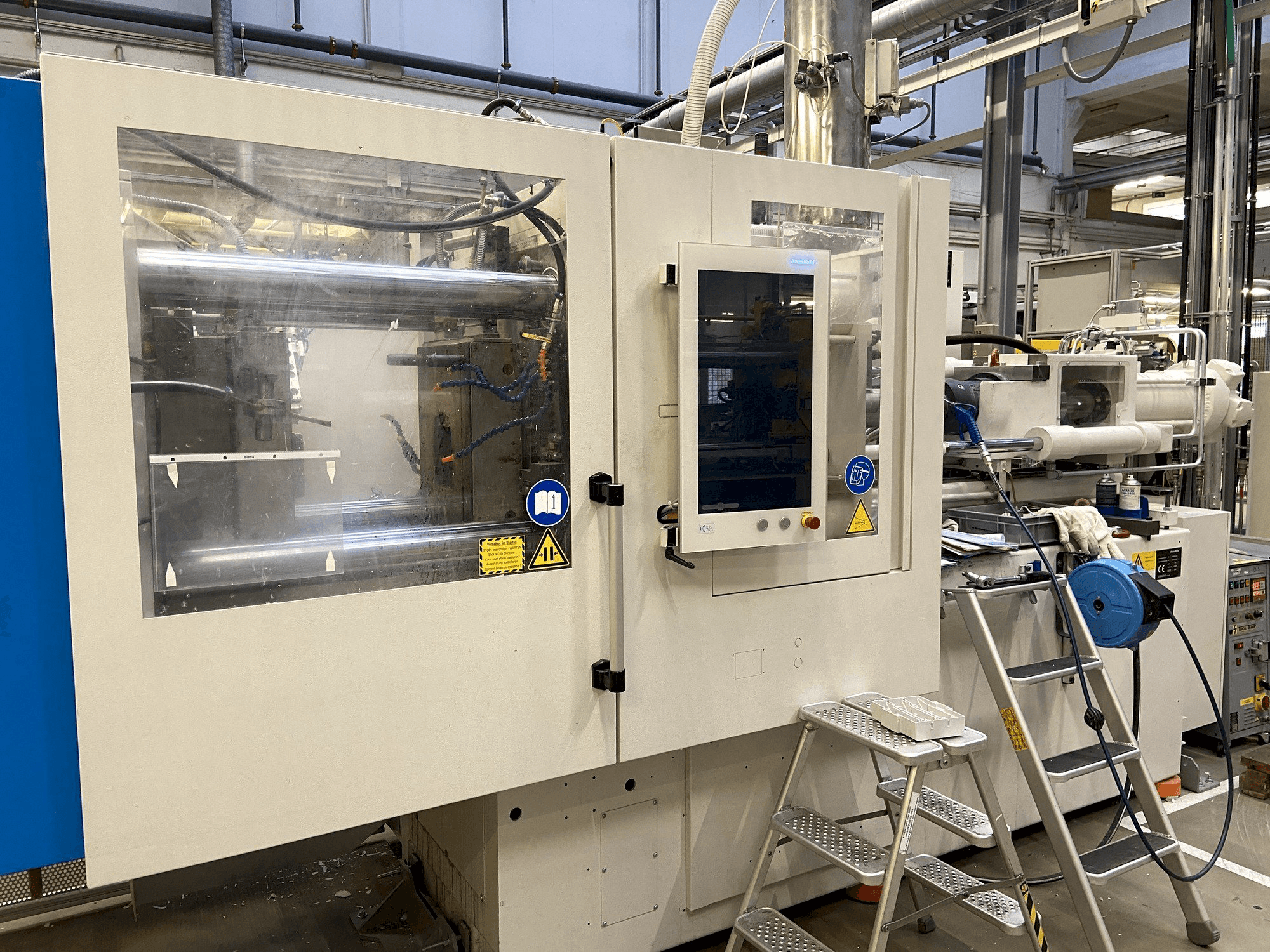 A Krauss Maffei 130-1000 CX DUR gép elölnézete