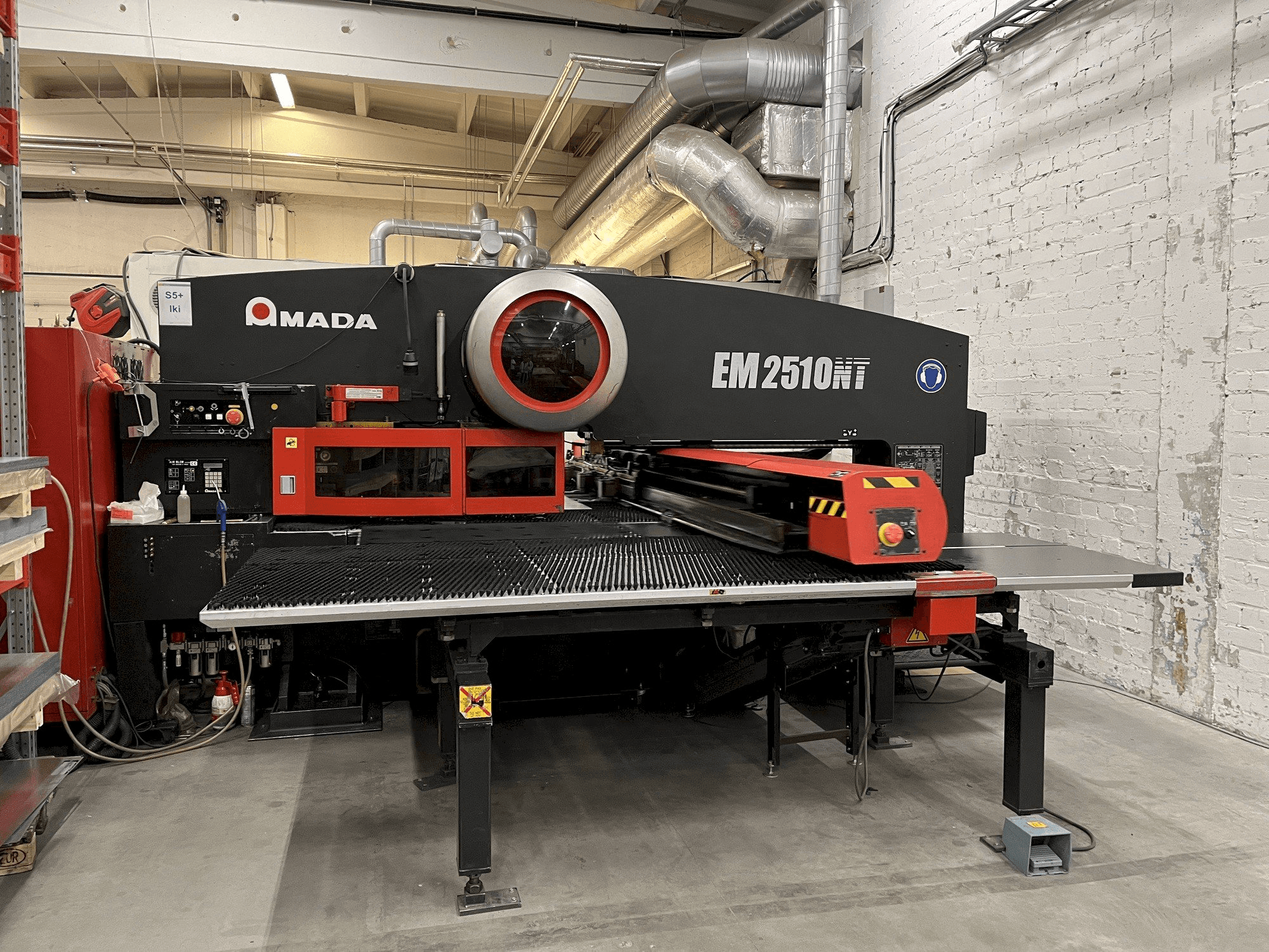 A AMADA EM2510NT gép elölnézete