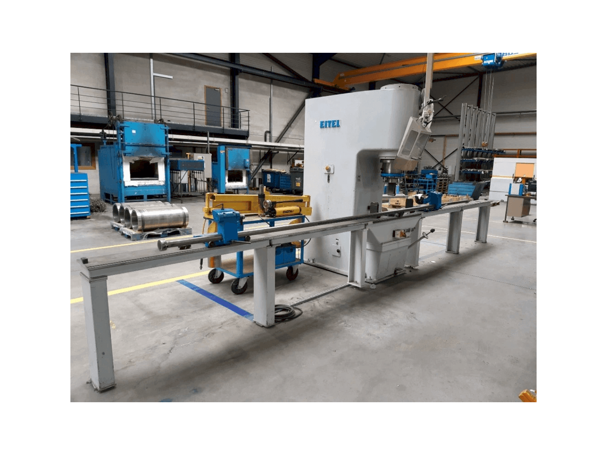 A EITEL-PRESS RP 100 gép elölnézete