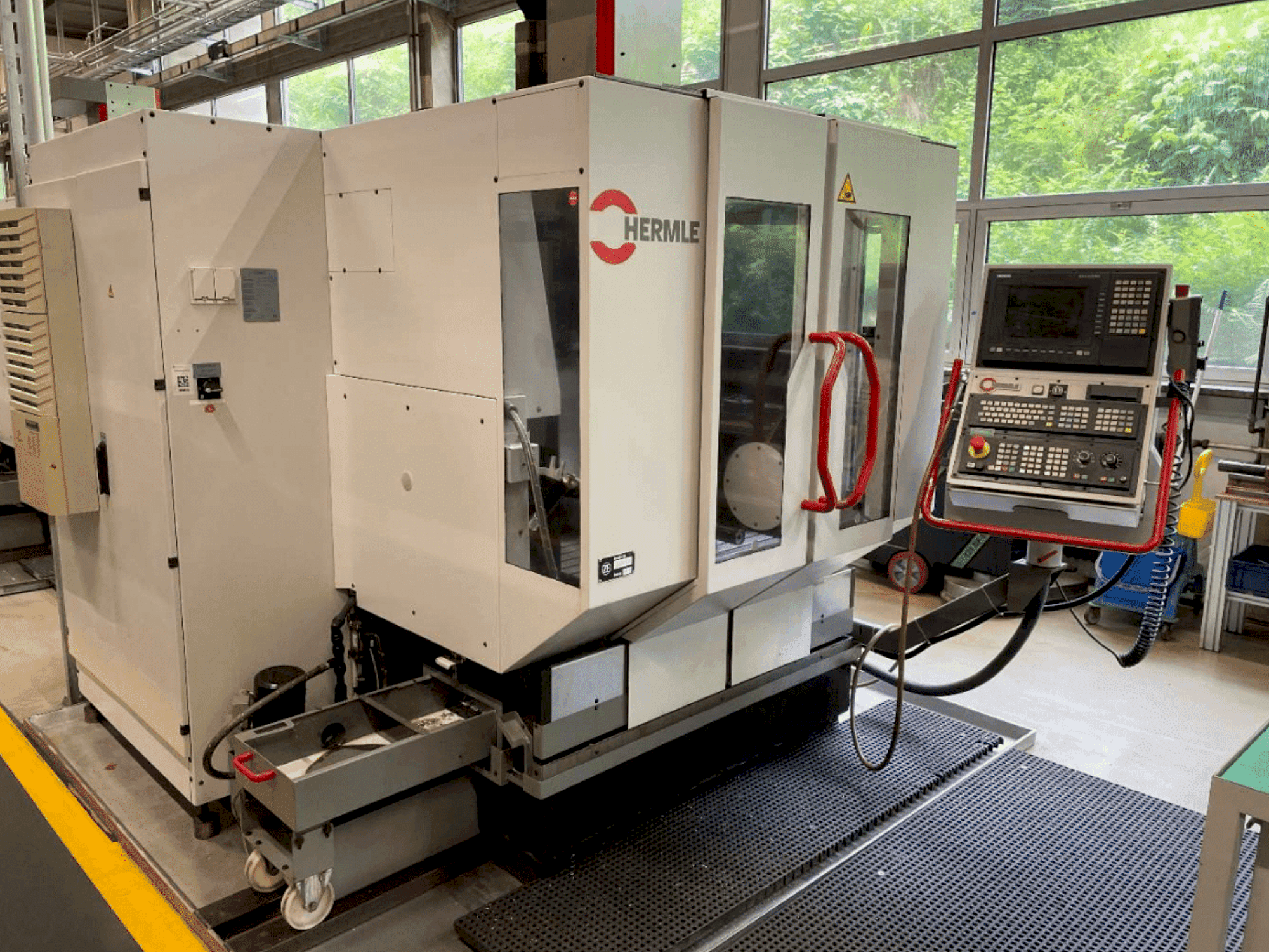 A HERMLE C600V gép elölnézete