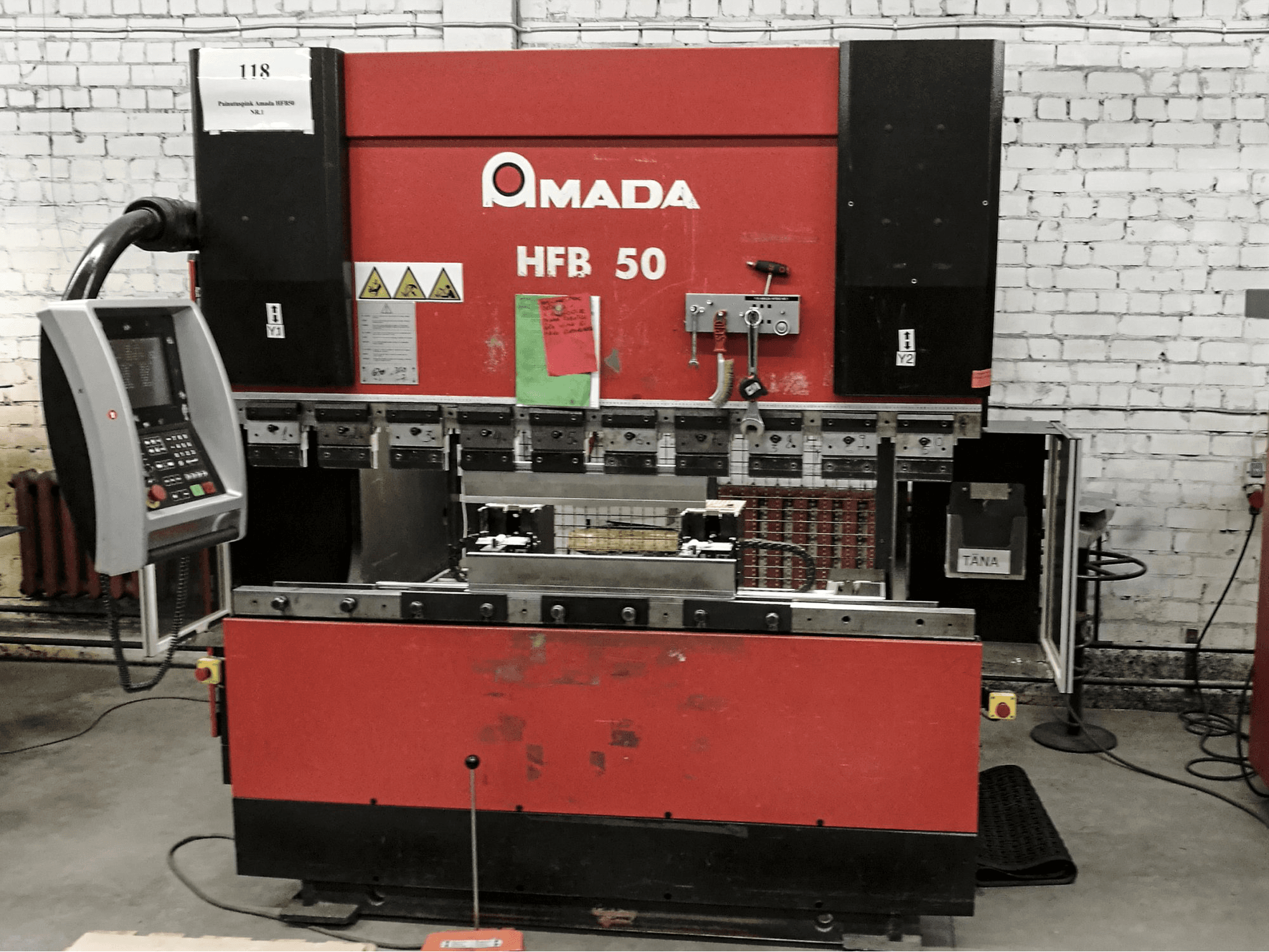 A AMADA HFB 50 gép elölnézete