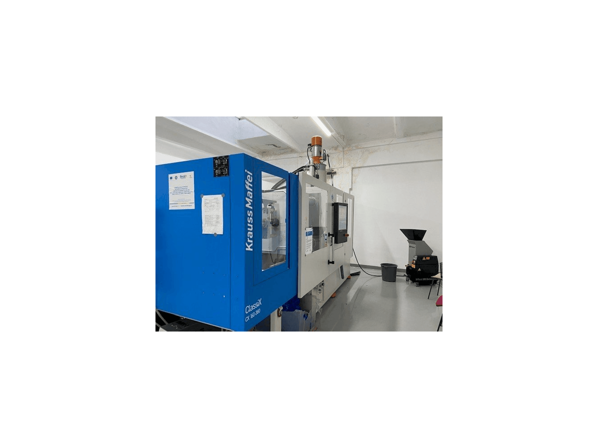 A Krauss Maffei ClassiX CX 160-380 gép oldalnézete