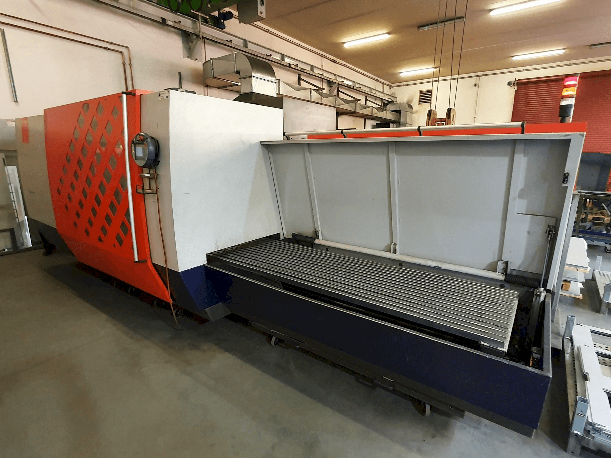 A Bystronic ByVention 3015 gép elölnézete