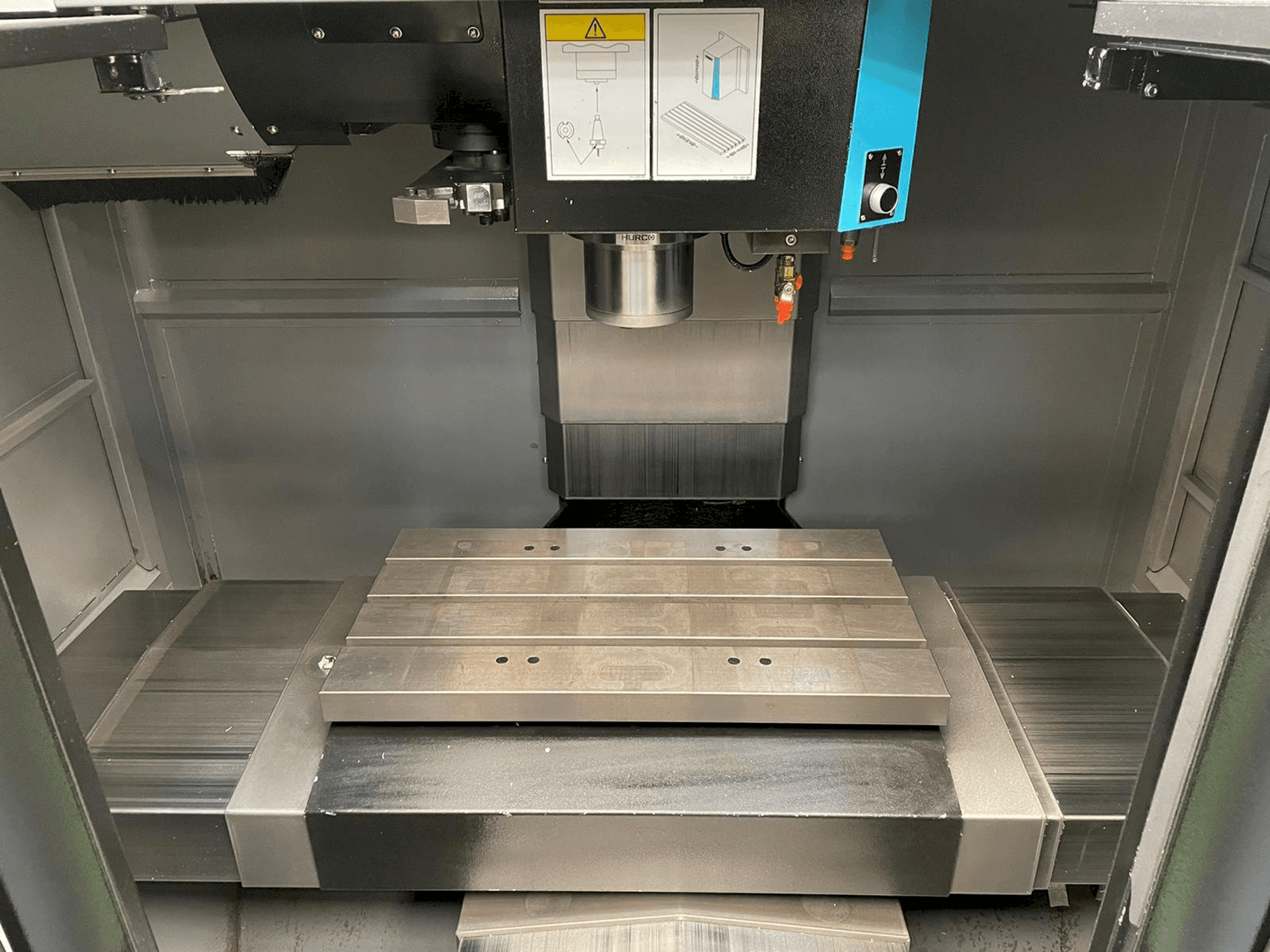 A Hurco VM 10i gép elölnézete