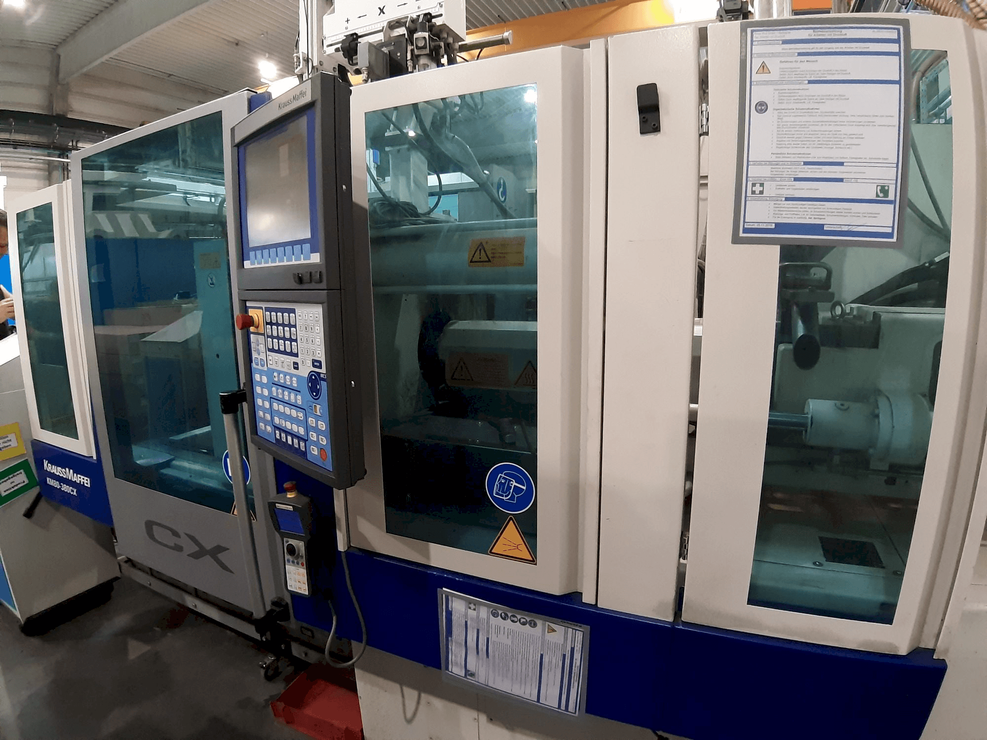 A Krauss Maffei 80 - 380 CX gép elölnézete