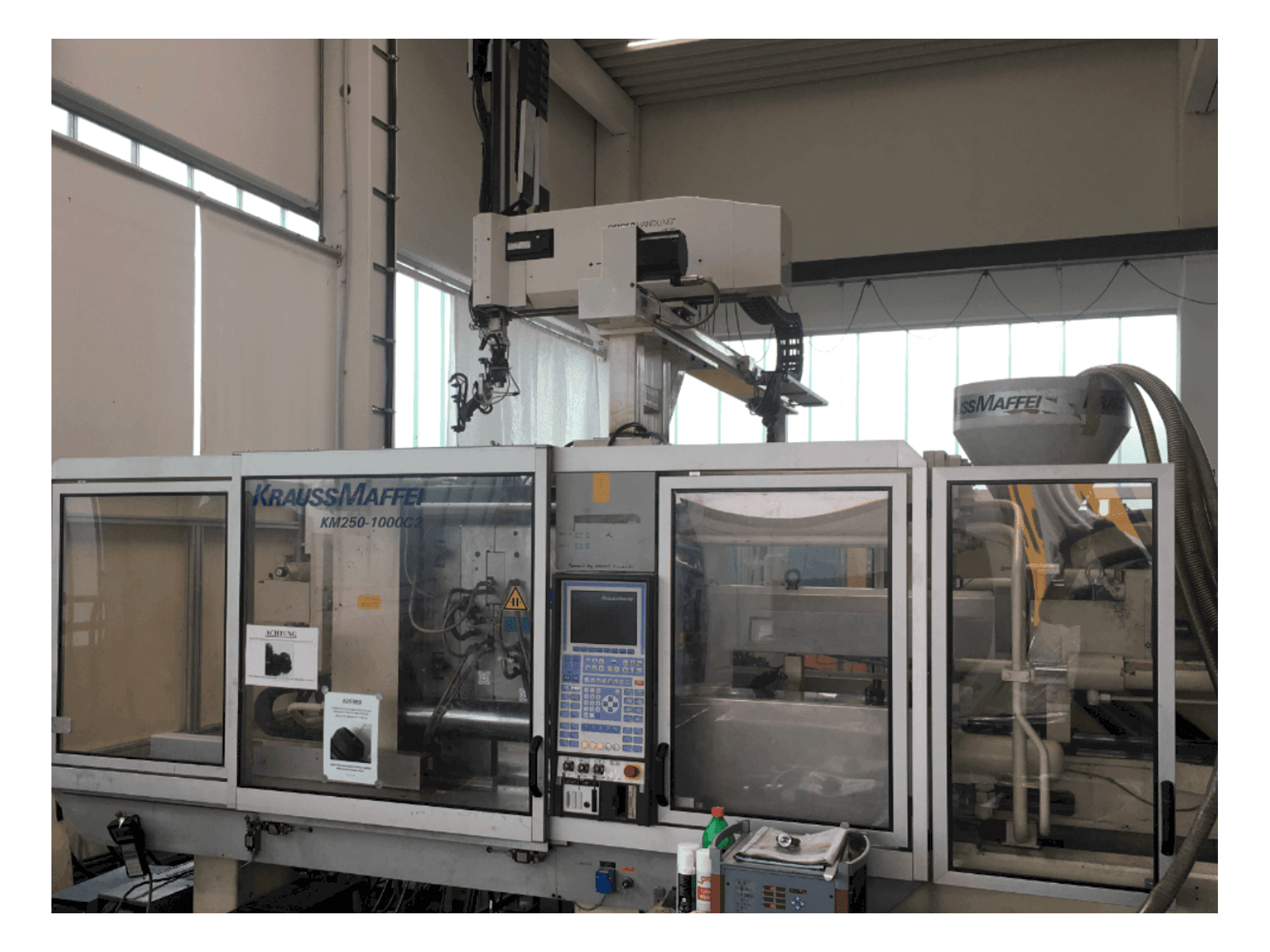 A Krauss Maffei 250-1000 C2 gép elölnézete