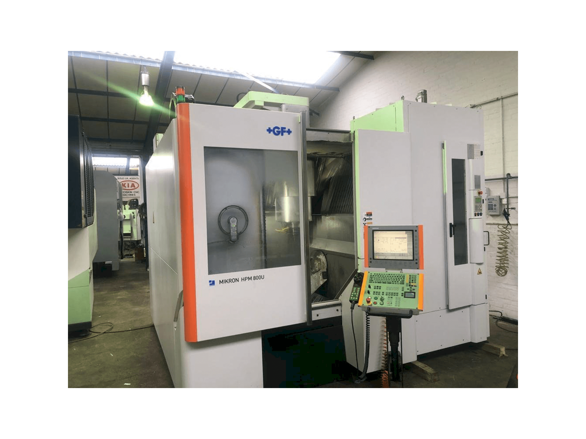 A MIKRON HPM 800U gép elölnézete