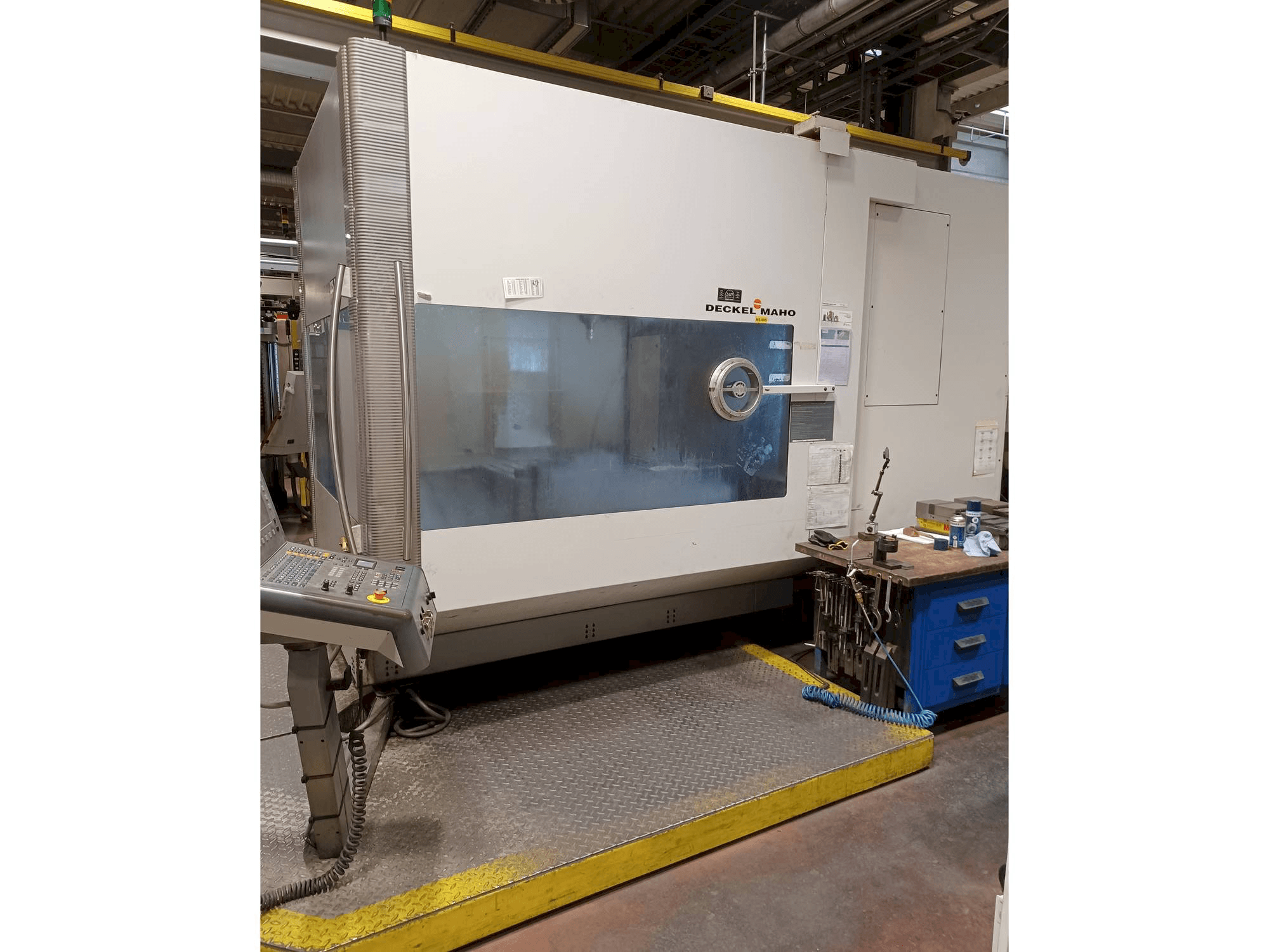 A DECKEL MAHO DMU 125 T hi-dyn gép elölnézete