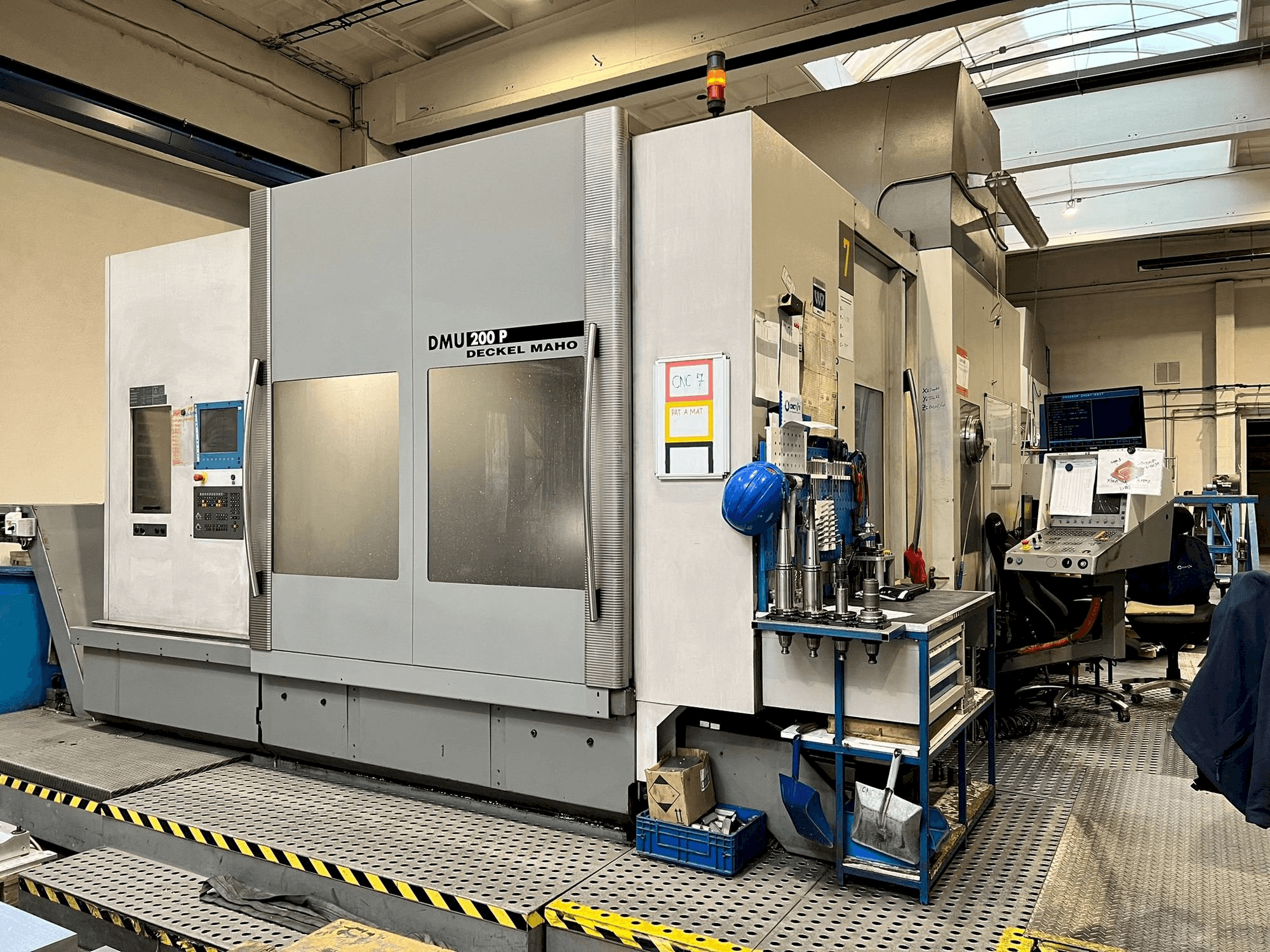 A DECKEL MAHO DMU 200P gép elölnézete