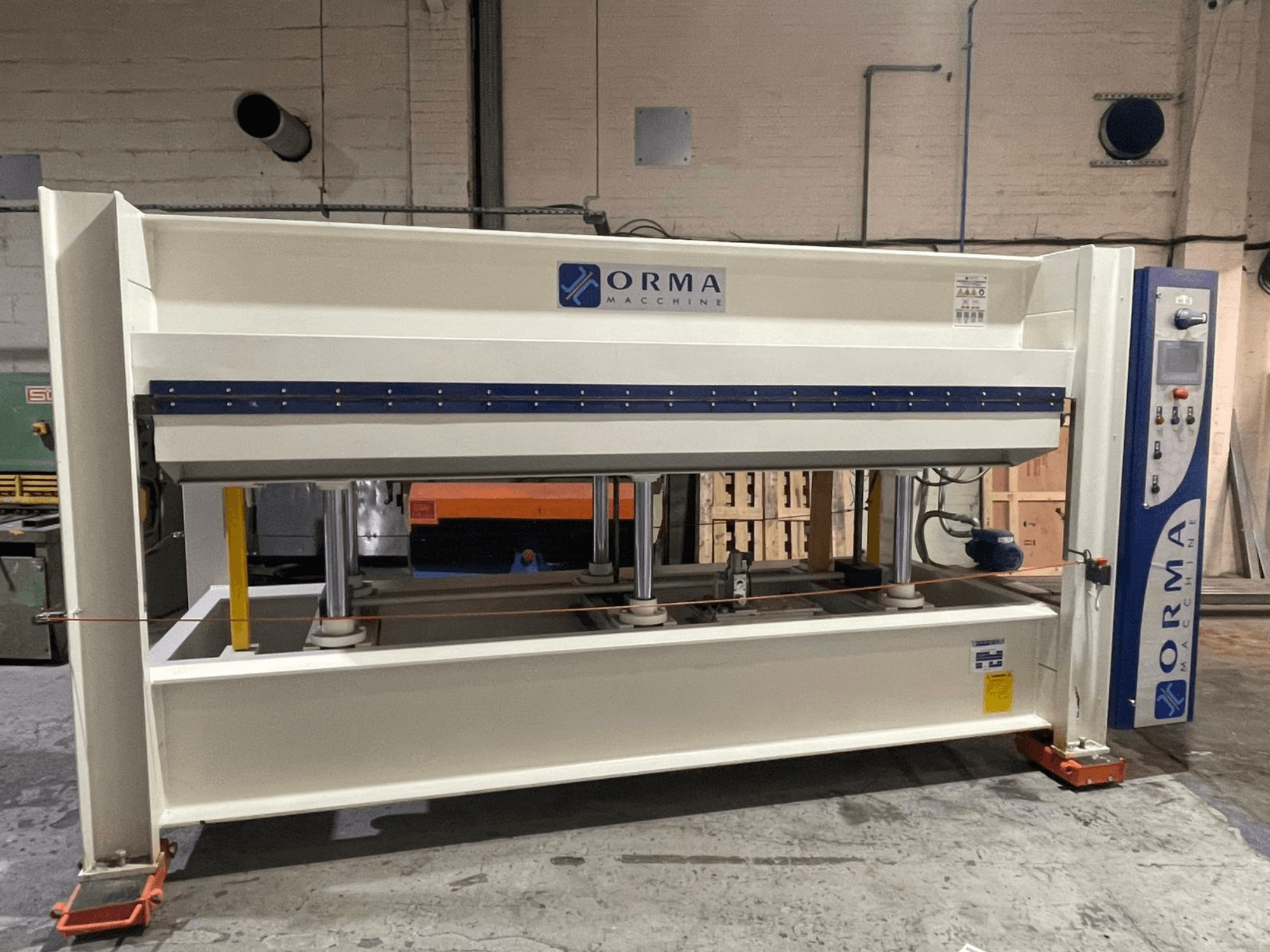 Orma Macchine hidraulikus prés elölnézetben, négy függőleges támasszal és a jobb oldali vezérlőpanellel.