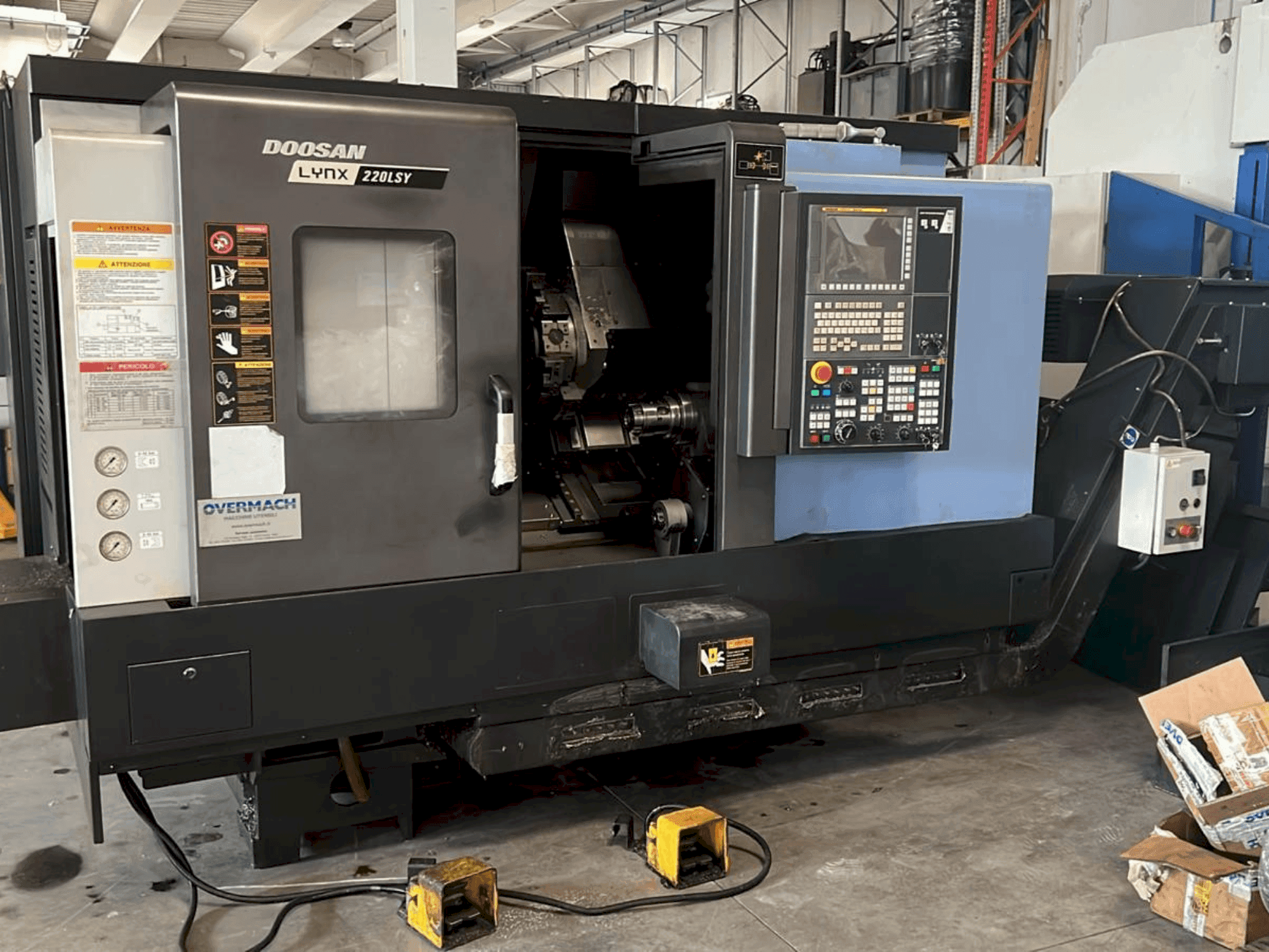 A DOOSAN DOOSAN LYNX 220LSY gép elölnézete