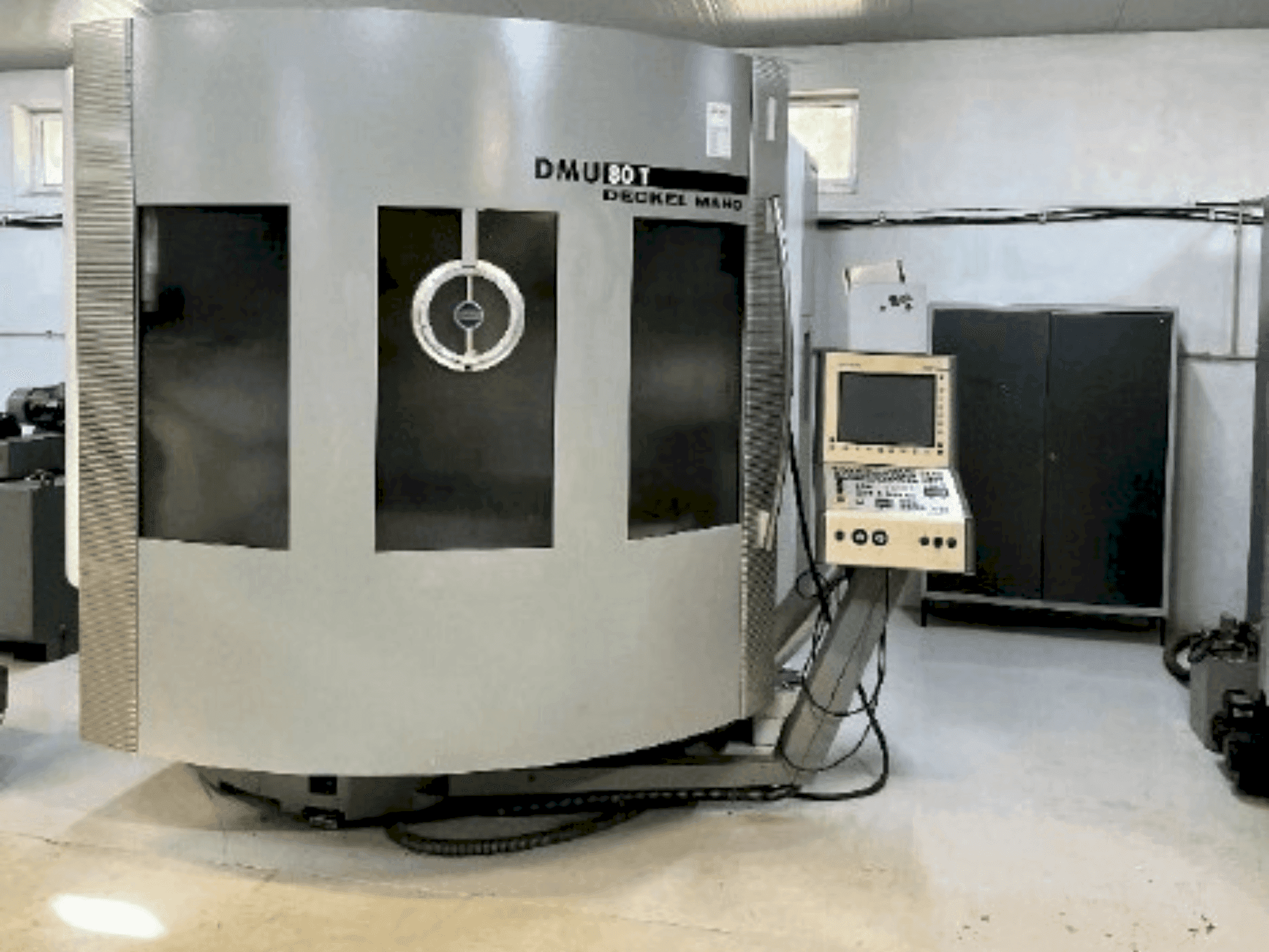 A DMG DECKEL MAHO DMU 80T gép elölnézete