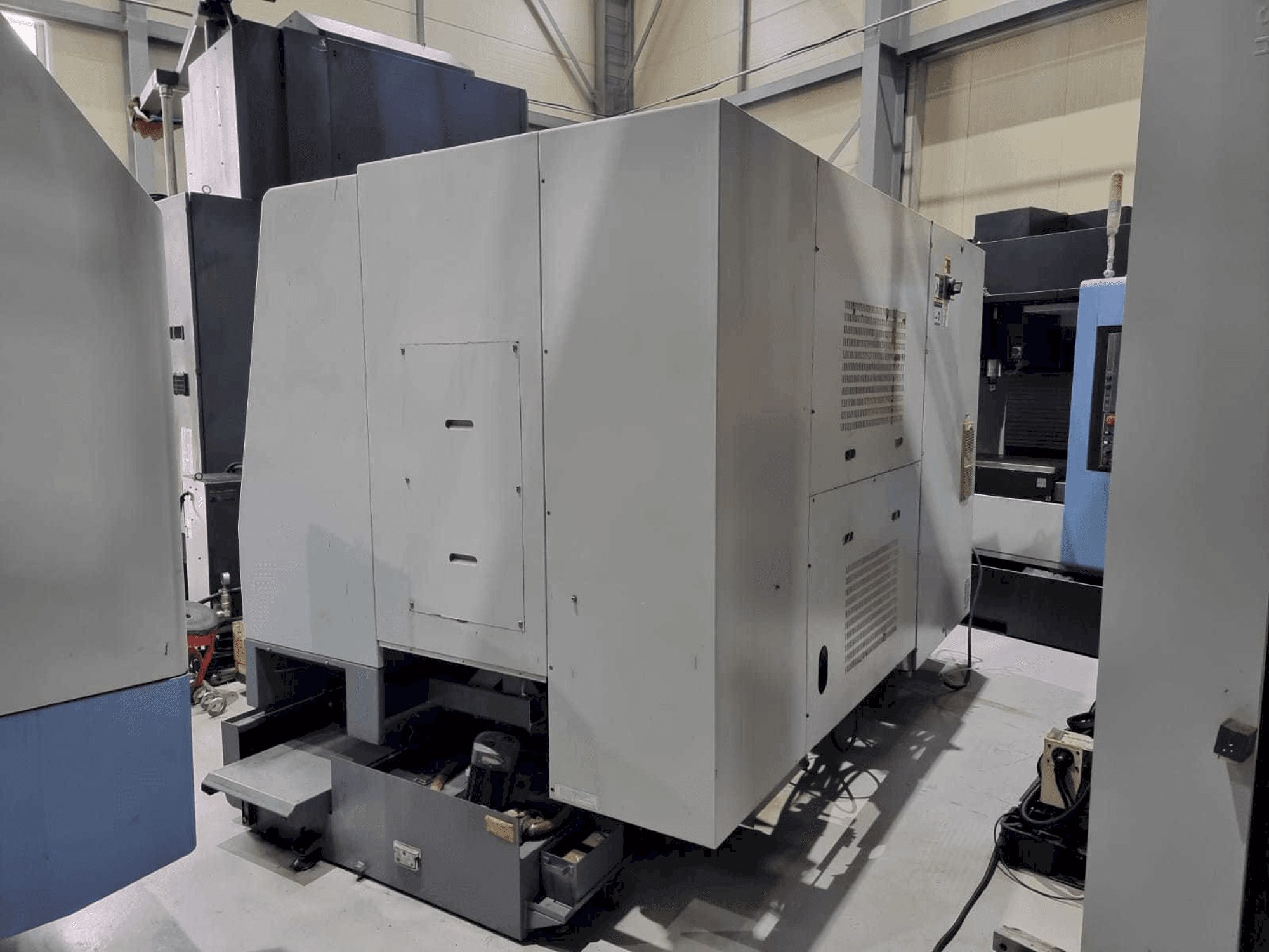 A Hyundai Kia SKT250Y gép elölnézete