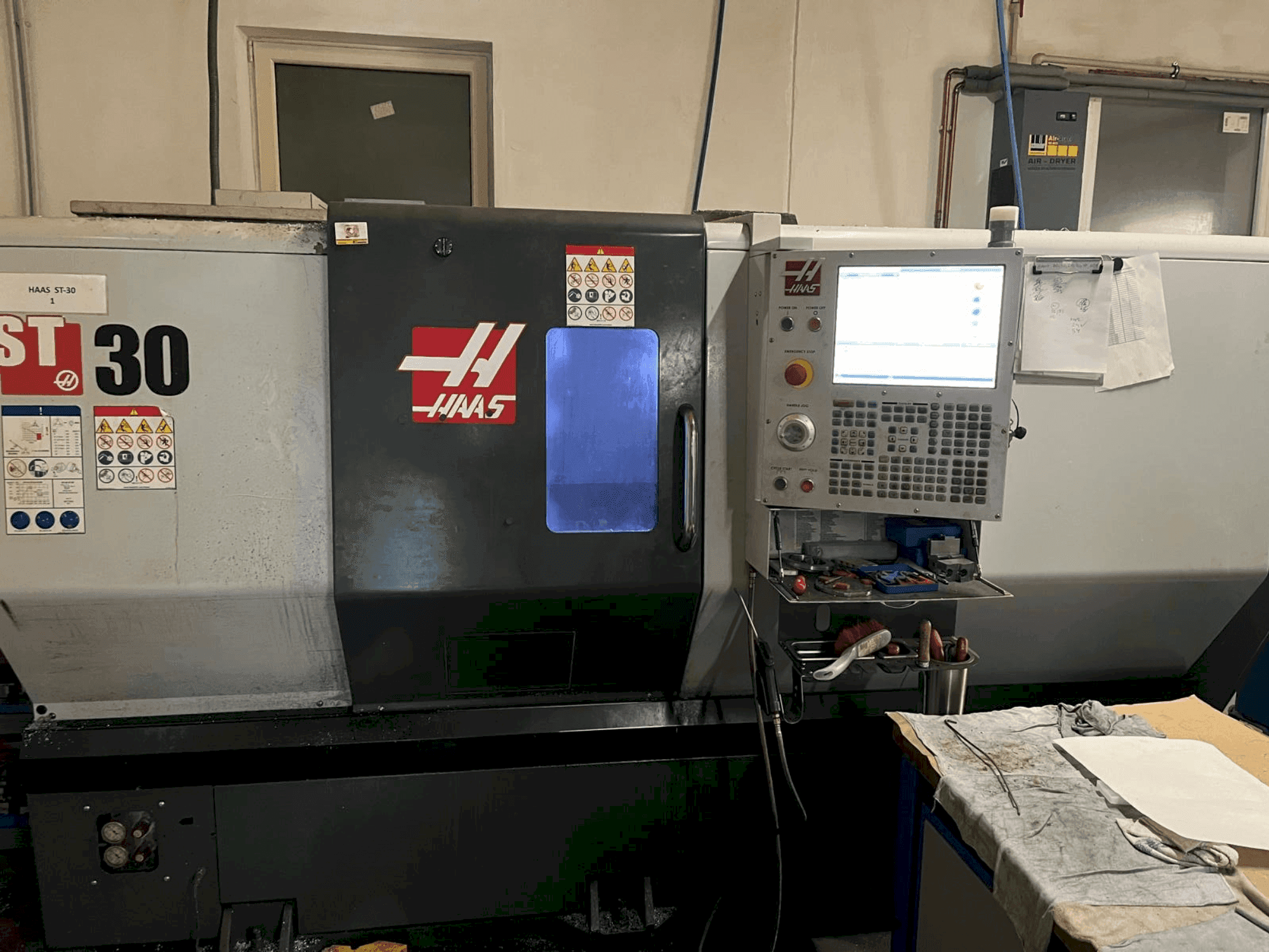 A HAAS ST-30 gép elölnézete
