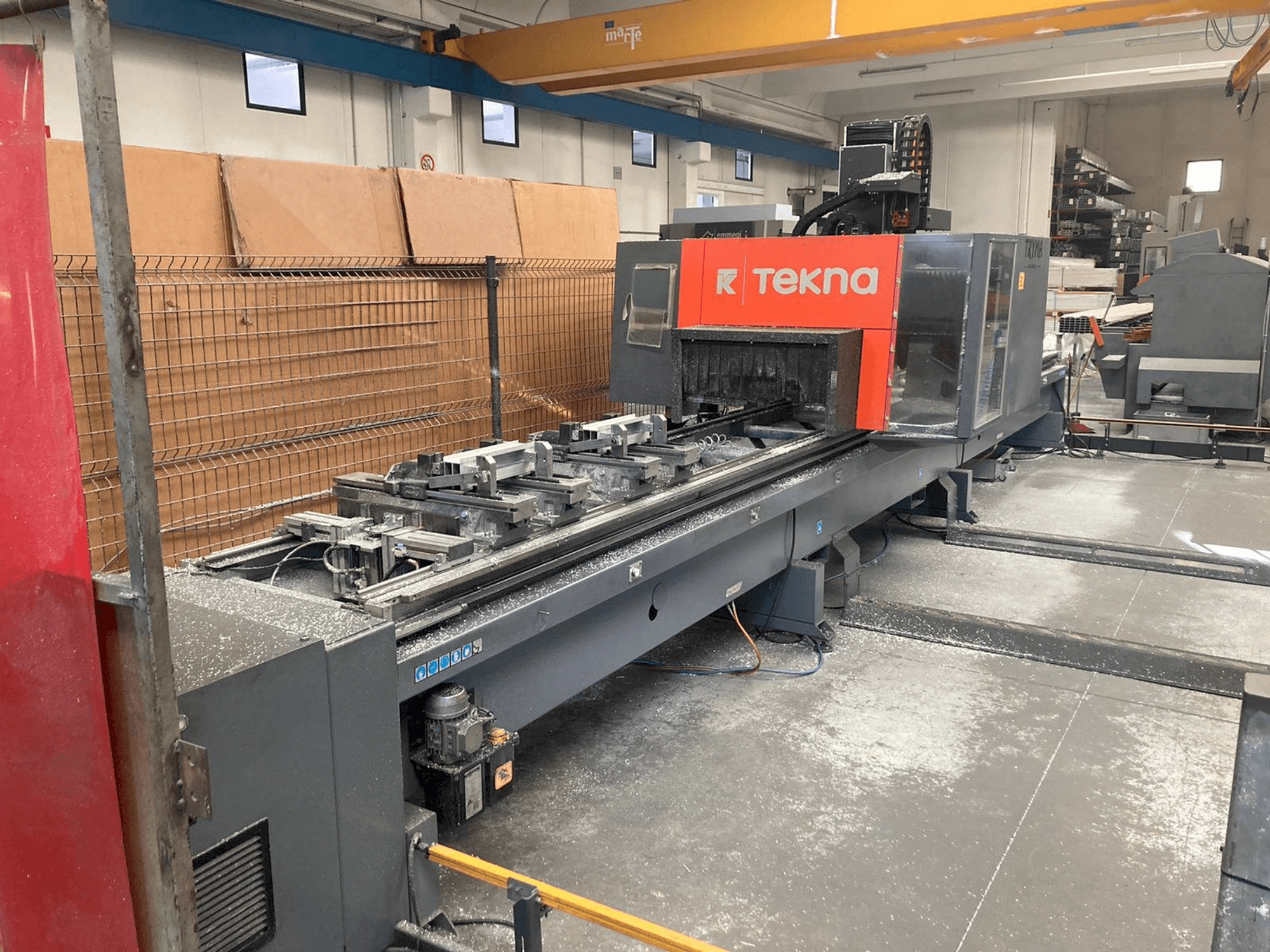 A Tekna TKE 944-7 gép elölnézete