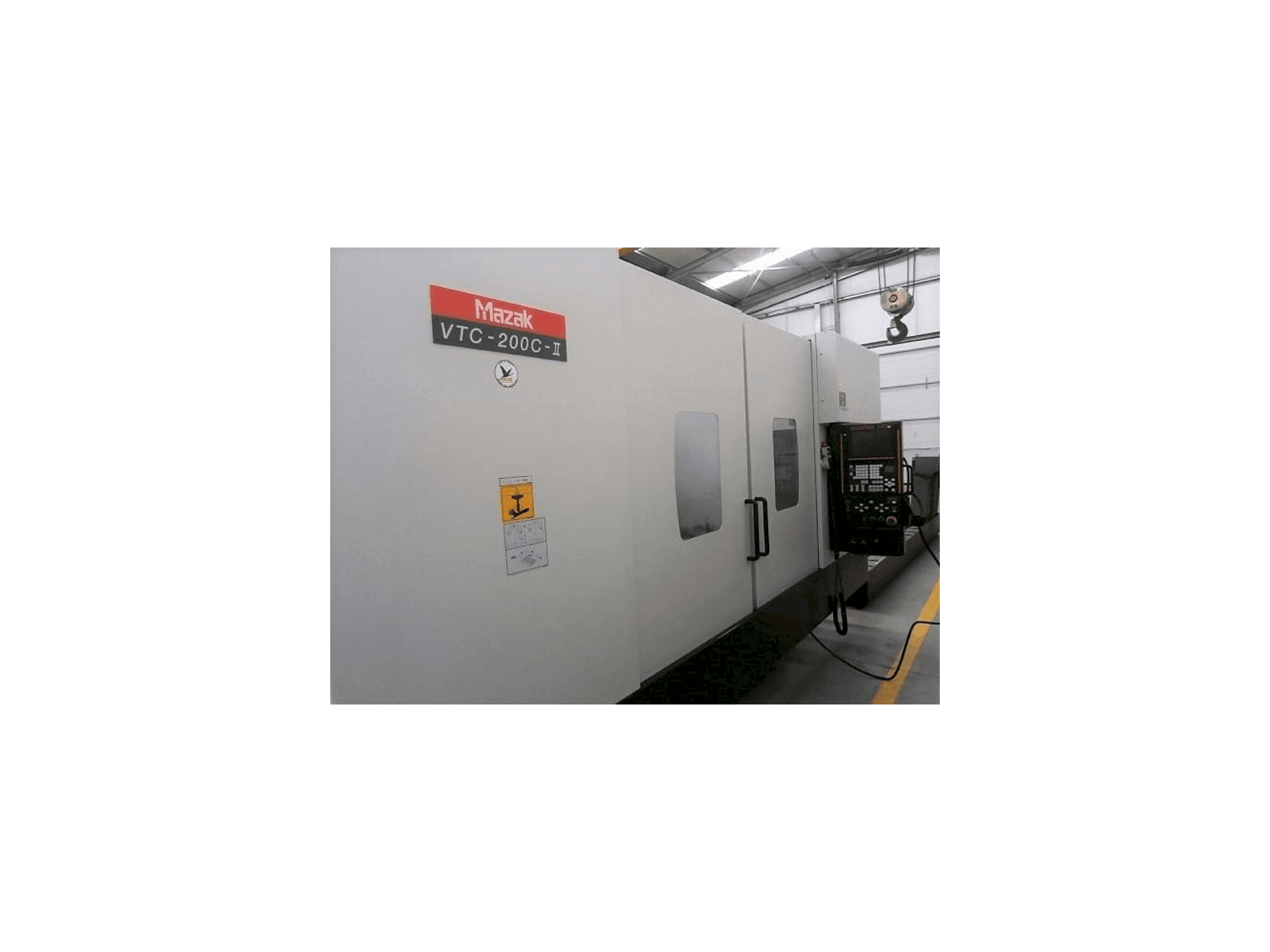 A Mazak VTC-200C gép elölnézete