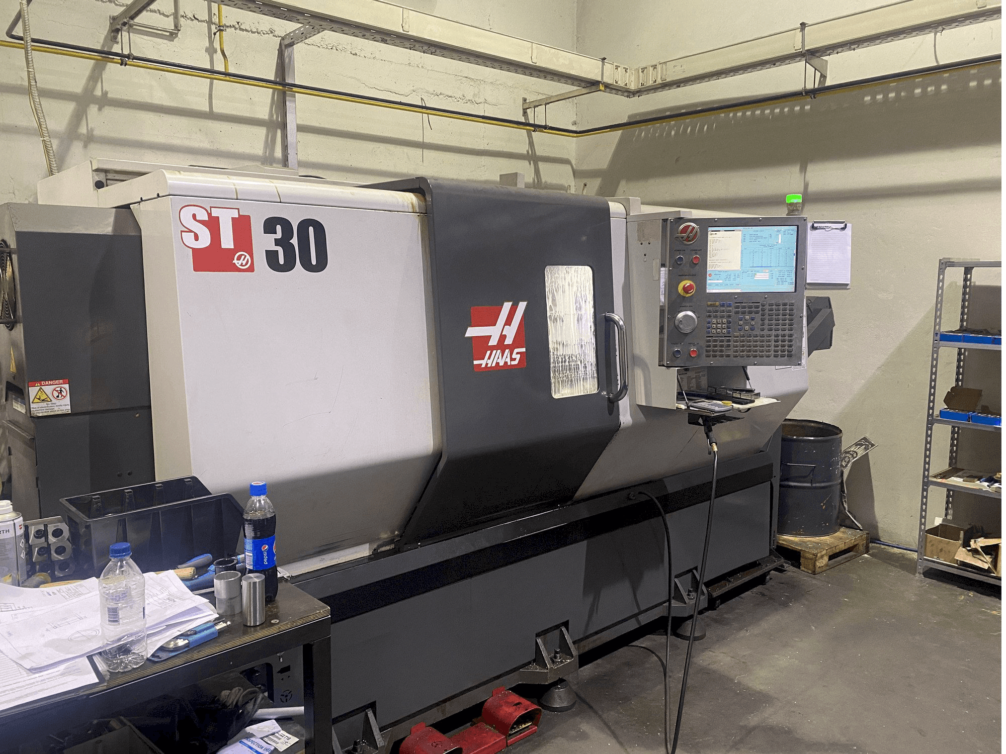 A HAAS ST 30 gép elölnézete
