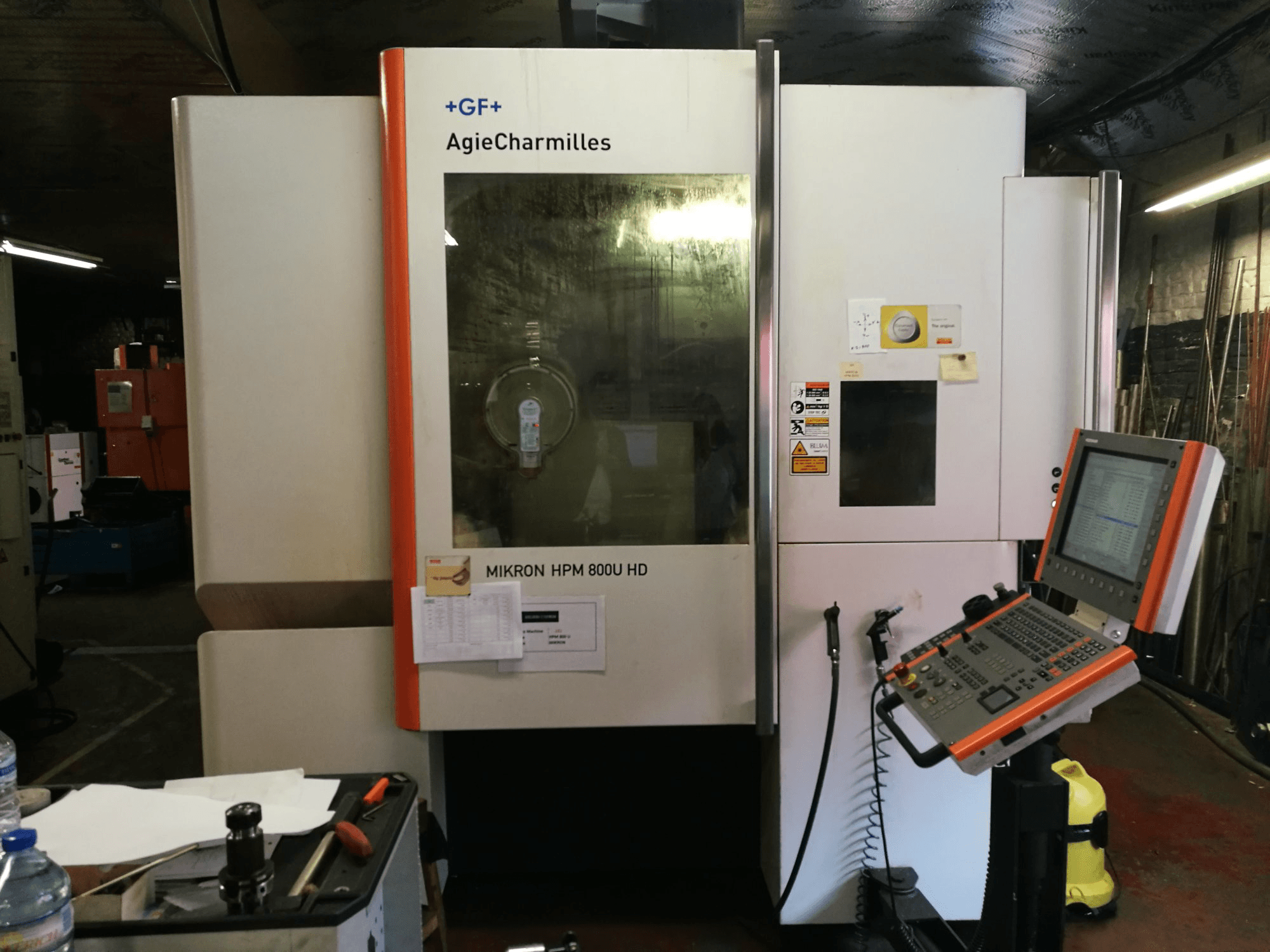 A AgieCharmilles MIKRON HPM 800U HD gép elölnézete