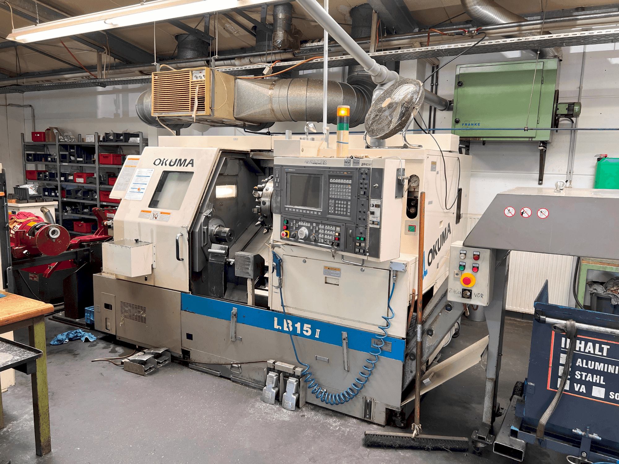 A Okuma LB15II gép elölnézete