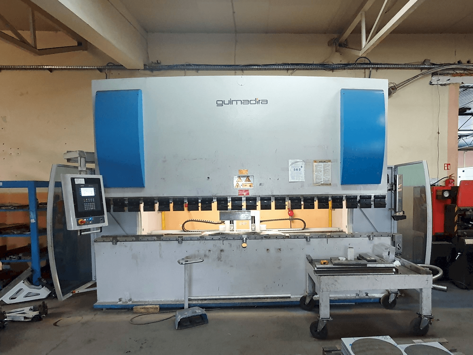 A ADIRA PMO-16040PLS gép elölnézete