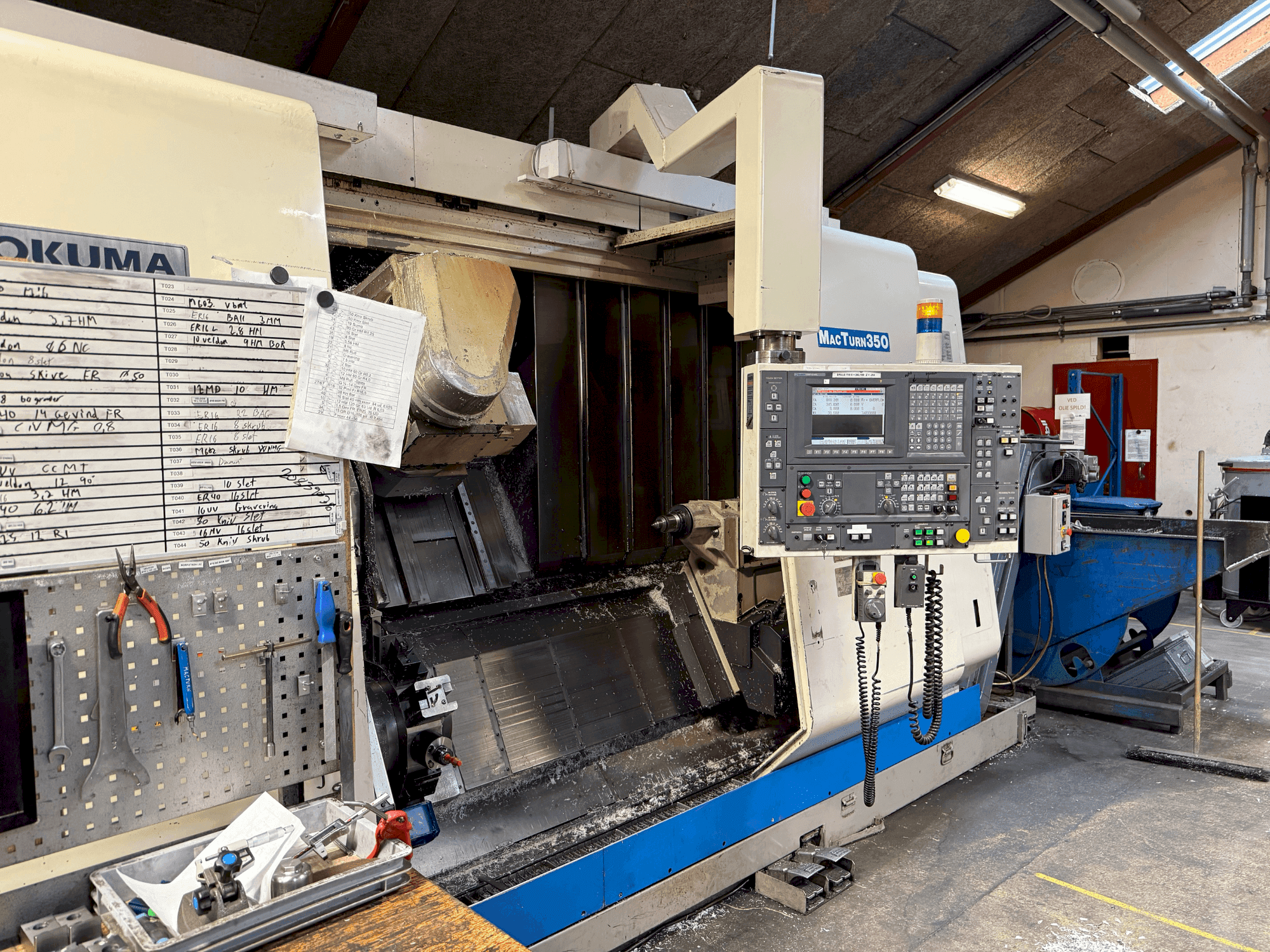 A Okuma MacTurn 350 gép elölnézete
