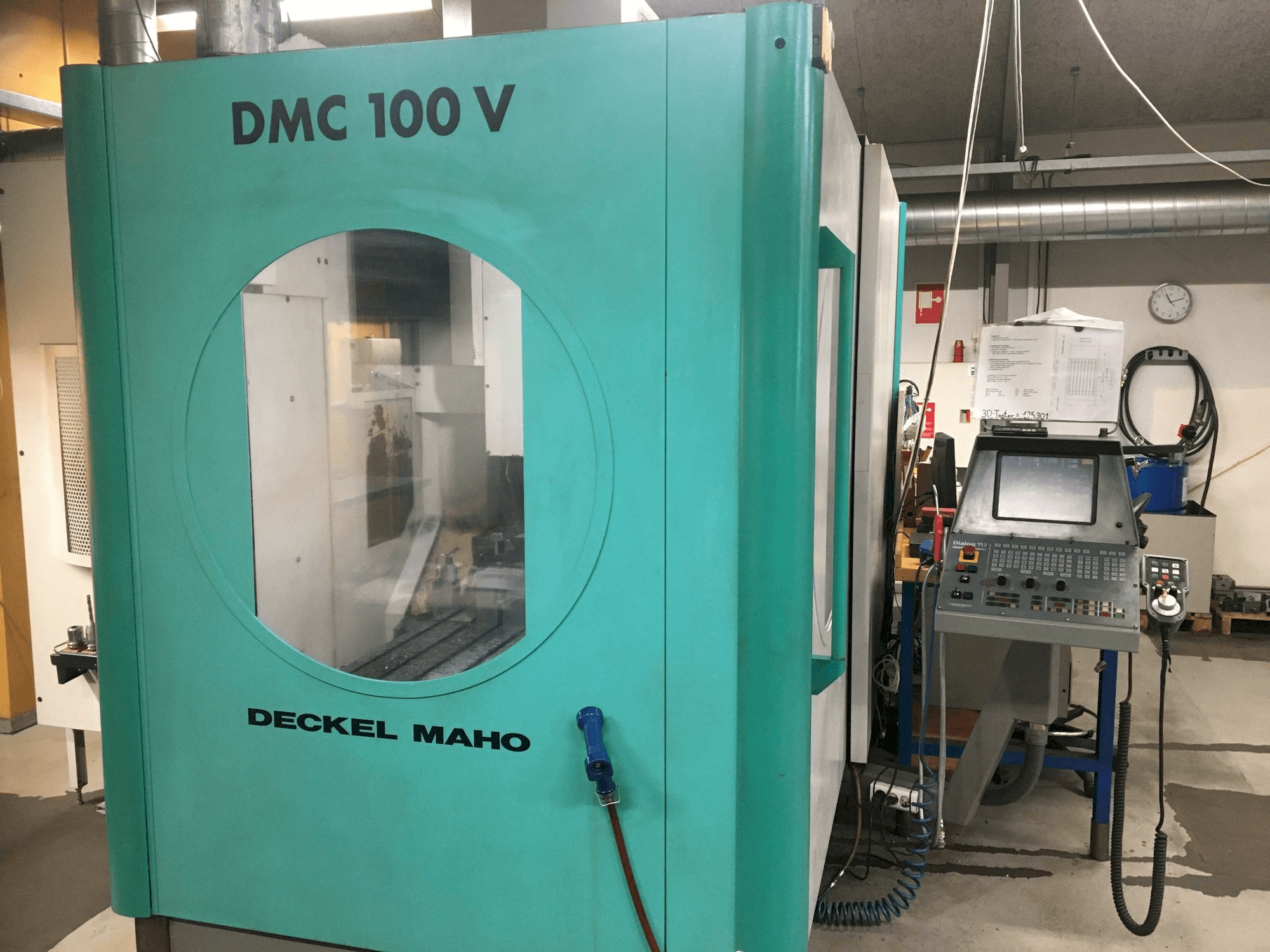 A DECKEL DMC 100V gép elölnézete