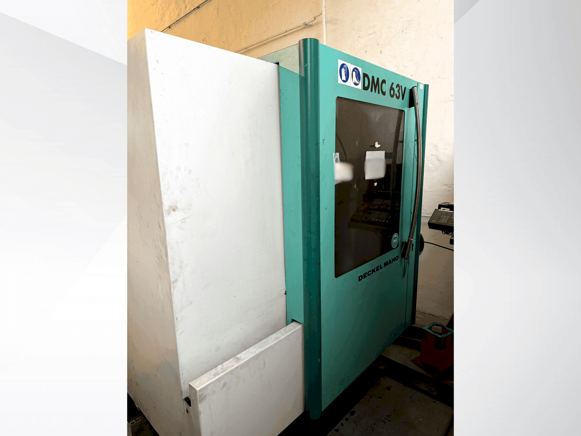 A DMG MORI Deckel Maho 63V gép elölnézete