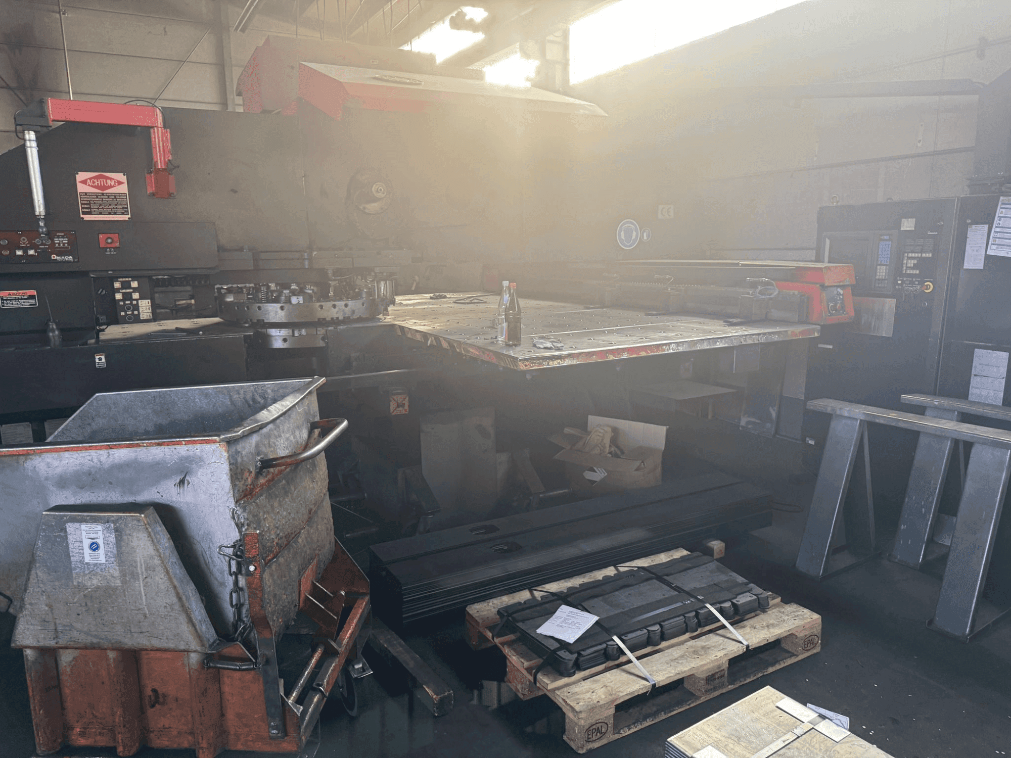 A AMADA PEGA 306072 2000MM gép elölnézete