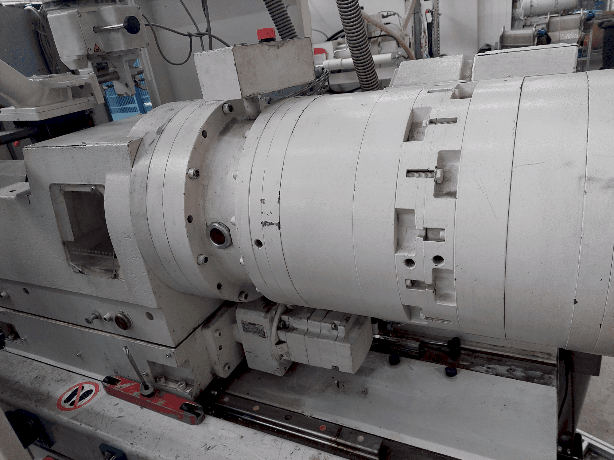 A Krauss Maffei 80-180 EX gép elölnézete