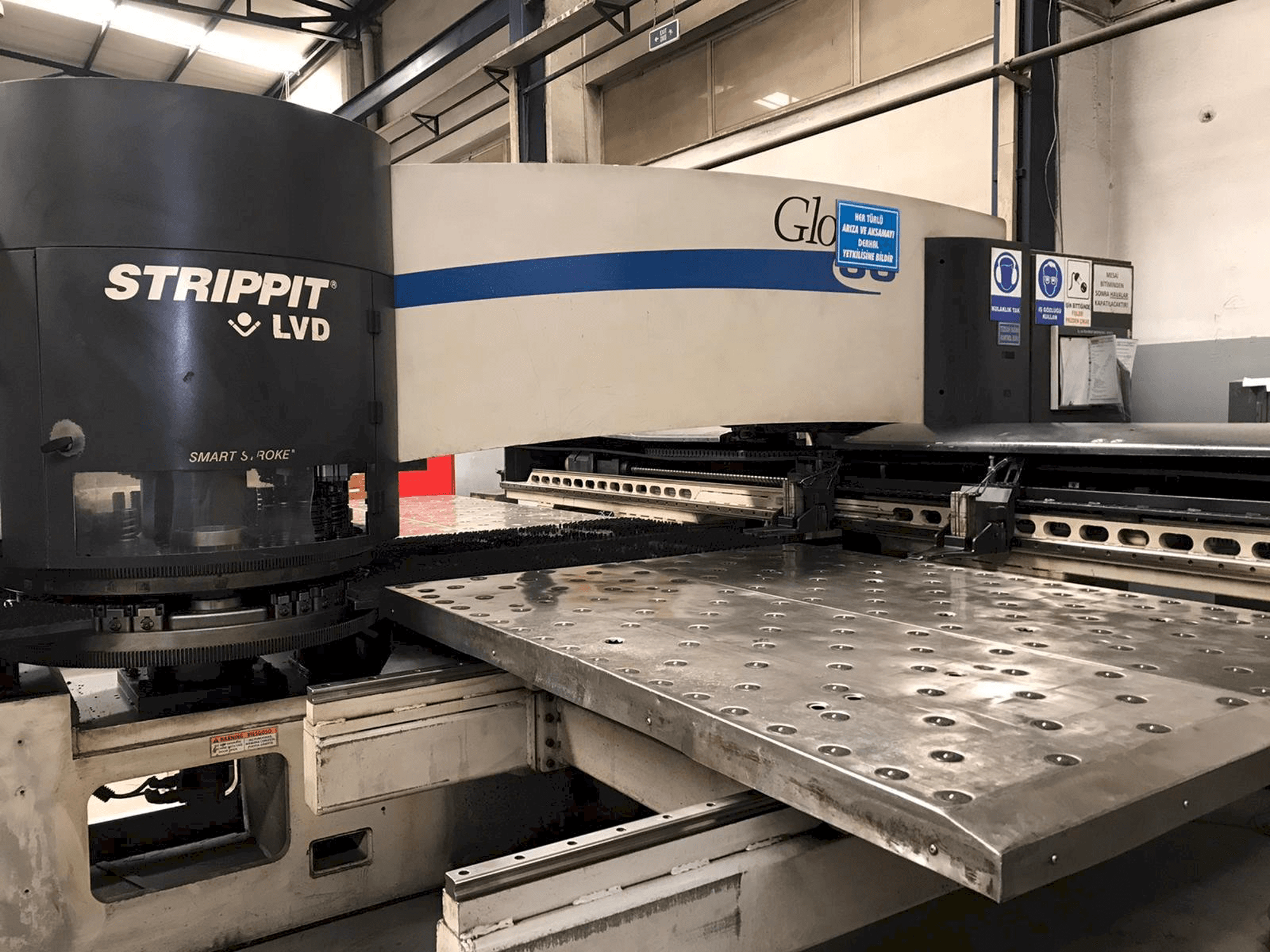 A LVD STRIPPIT Global 30 1525 gép elölnézete