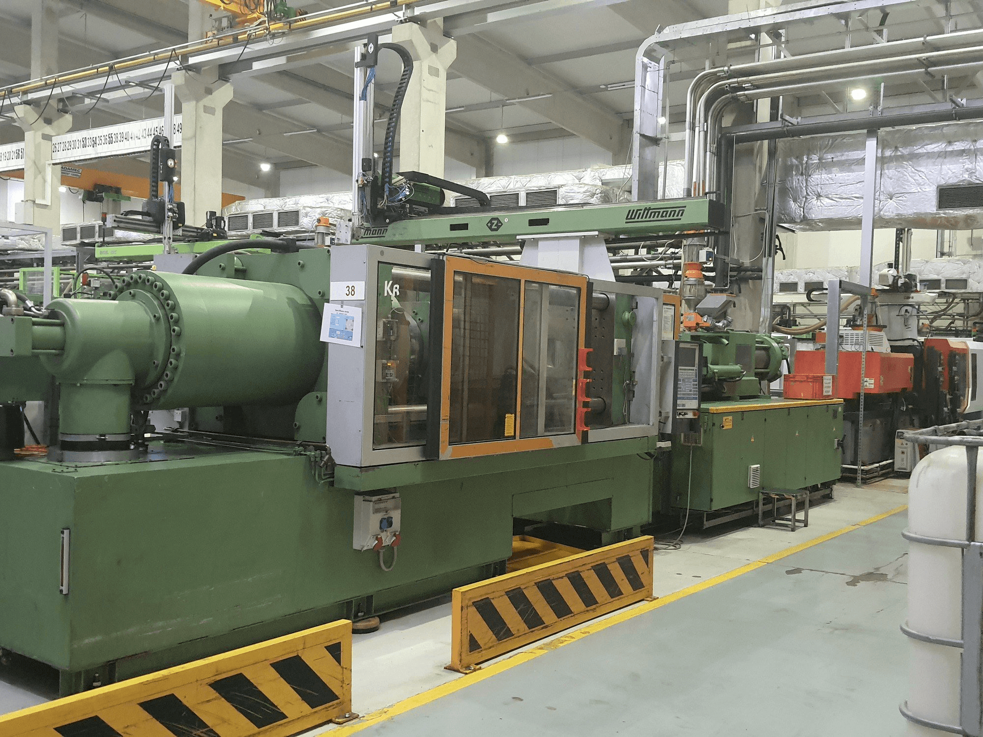 A Krauss Maffei 420-3000 gép elölnézete