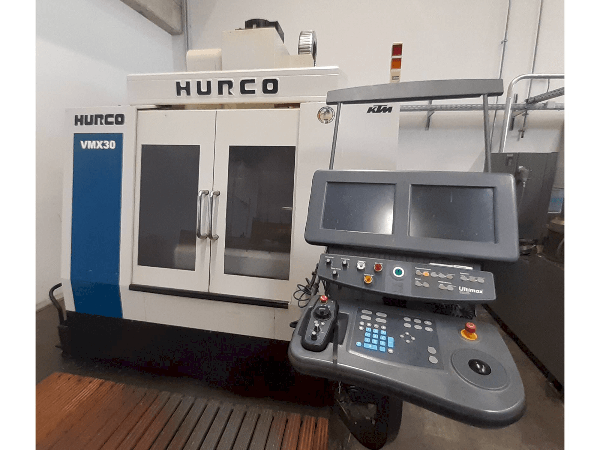 A Hurco VMX 30 gép elölnézete