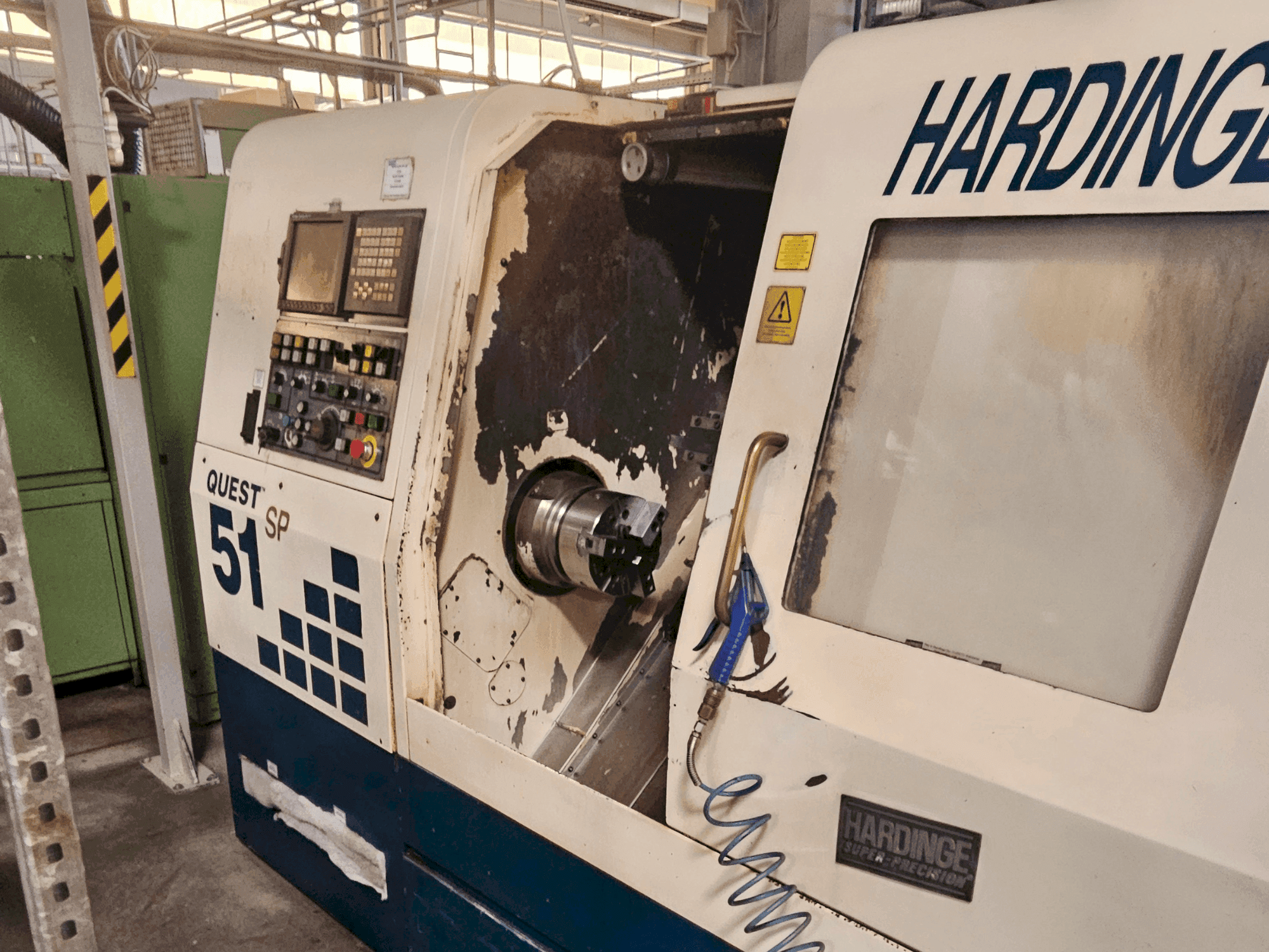 A HARDINGE Quest 51 SP gép elölnézete
