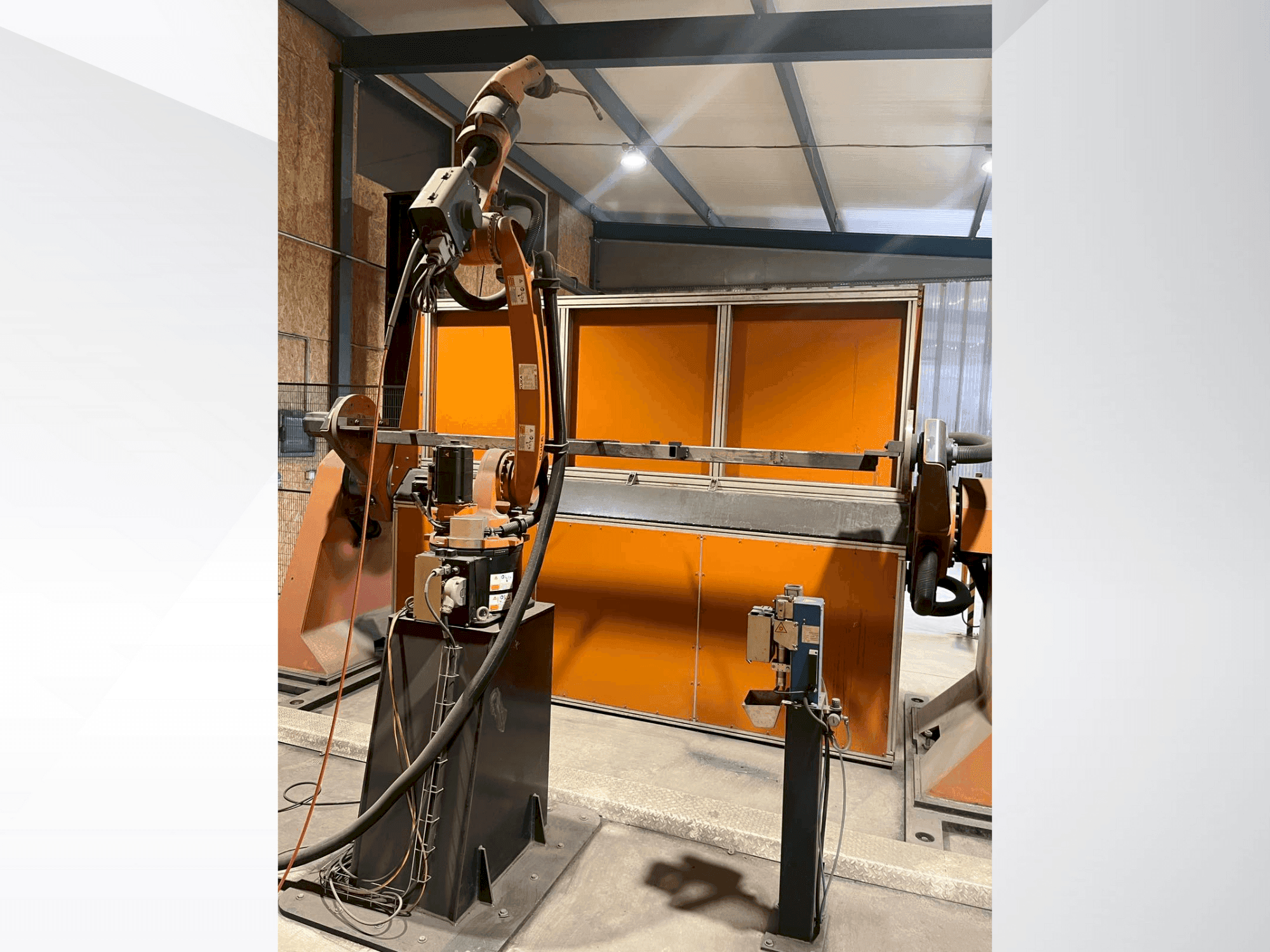 A KUKA KR8 R2100-2 arc HW gép elölnézete