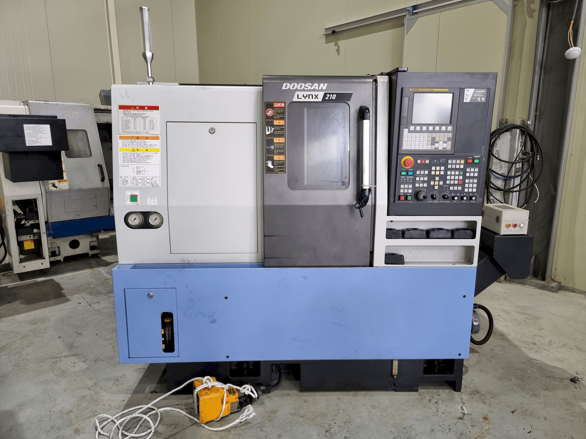 A Doosan LYNX 210 gép elölnézete