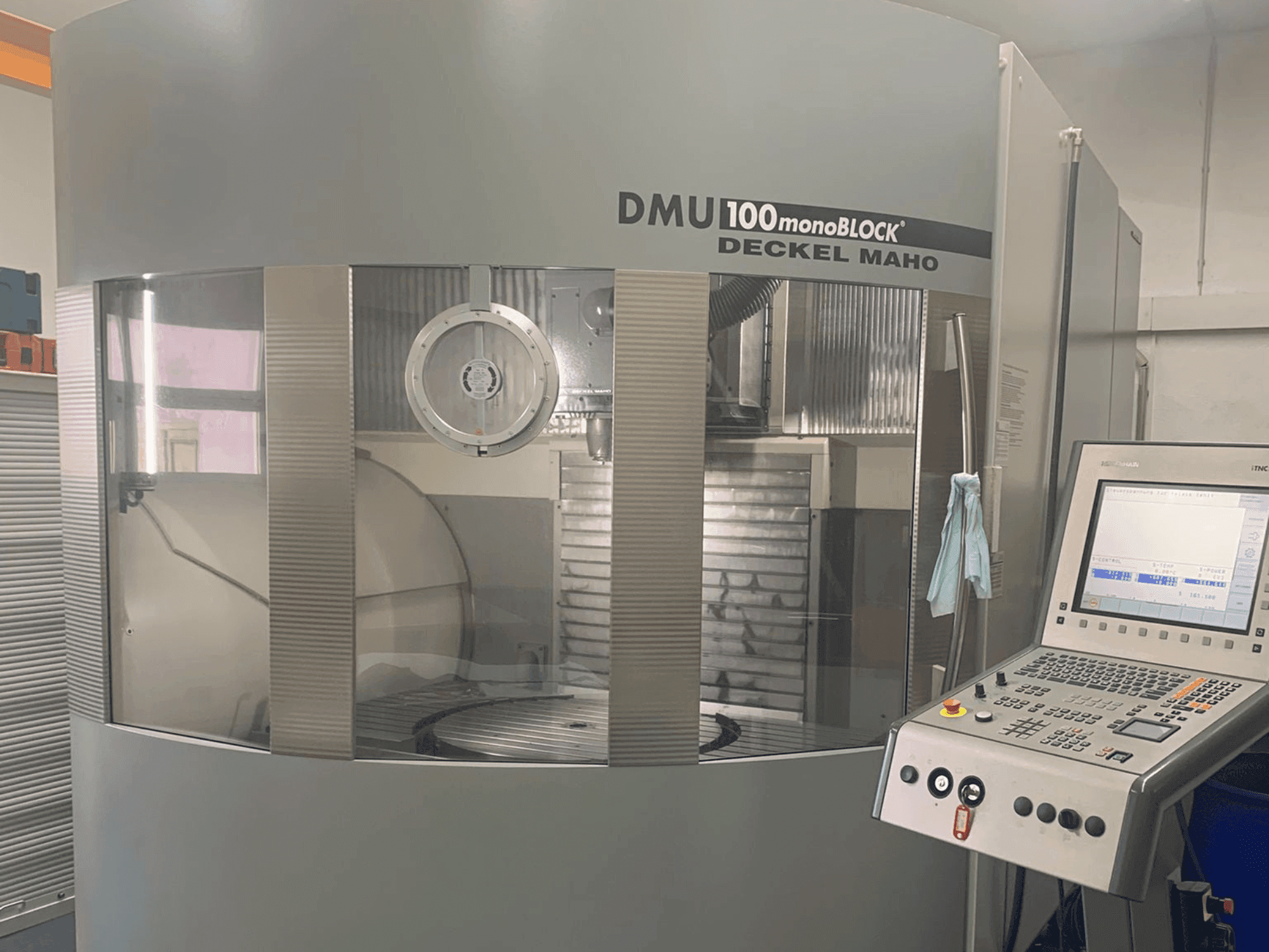 A DMG DECKEL MAHO 100T Monoblock gép elölnézete