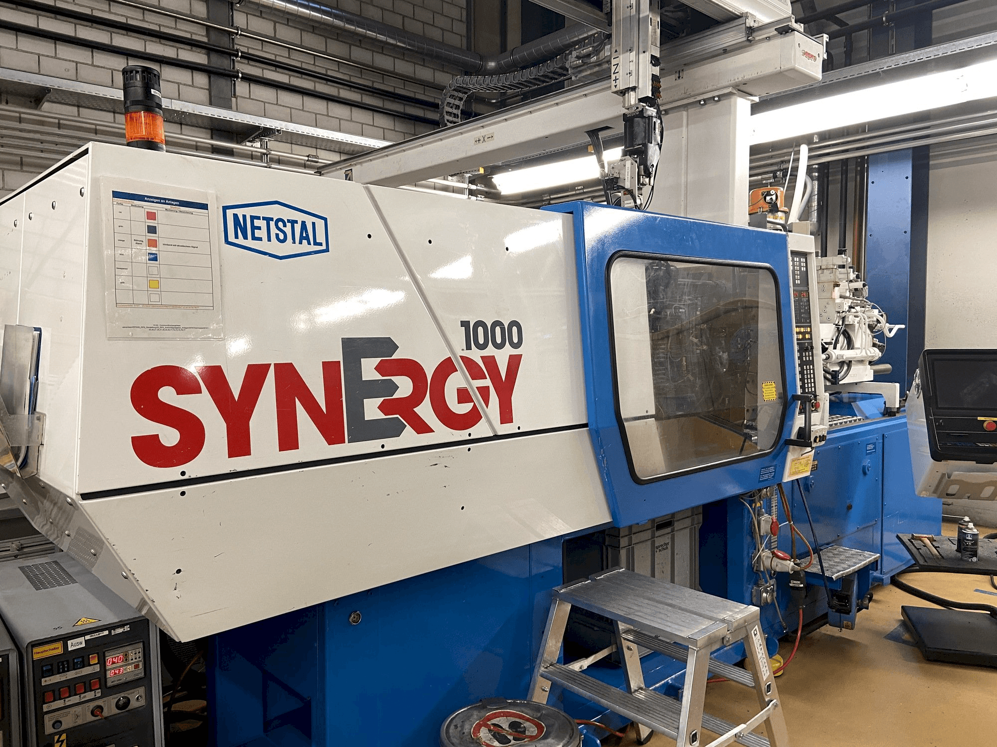 A Netstal Synergy 1000-230 gép elölnézete