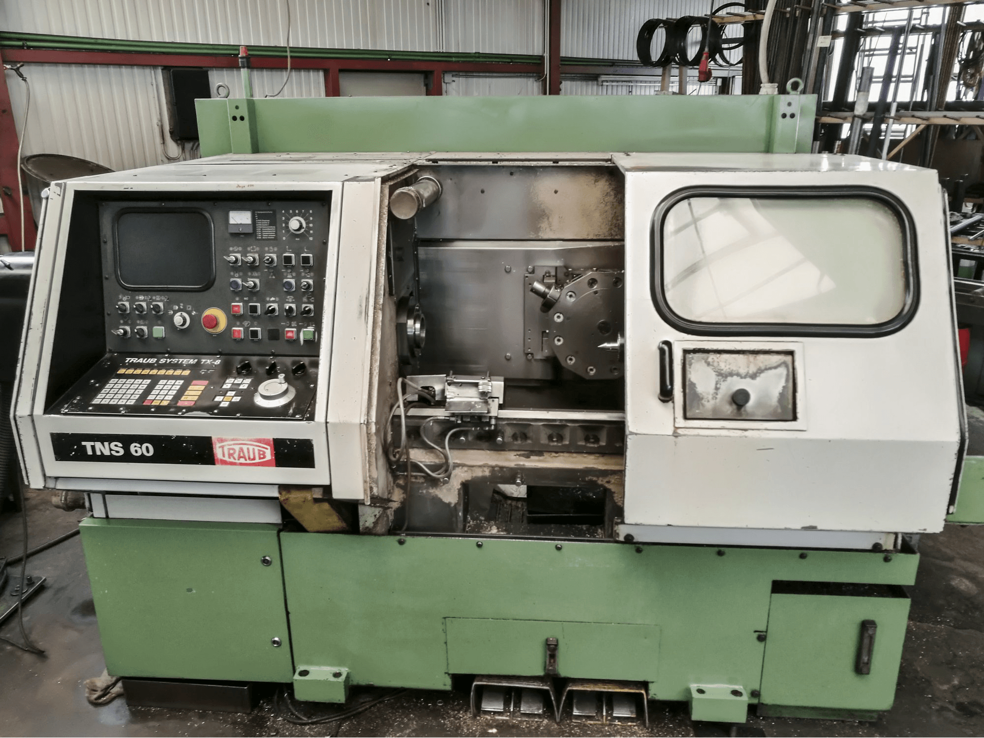 A TRAUB TNS 60 gép elölnézete