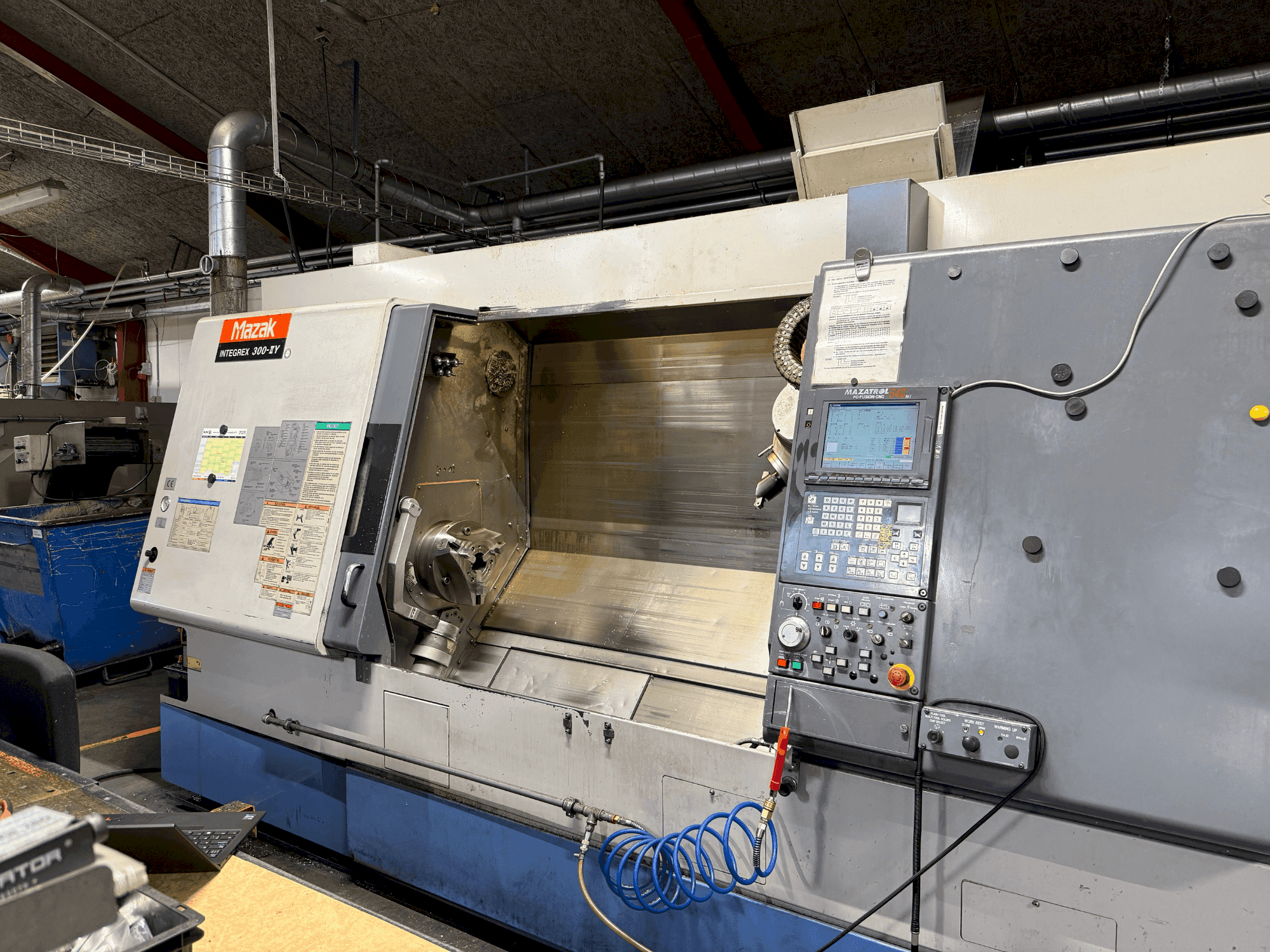 A Mazak Integrex 300-IIY (2002) gép elölnézete