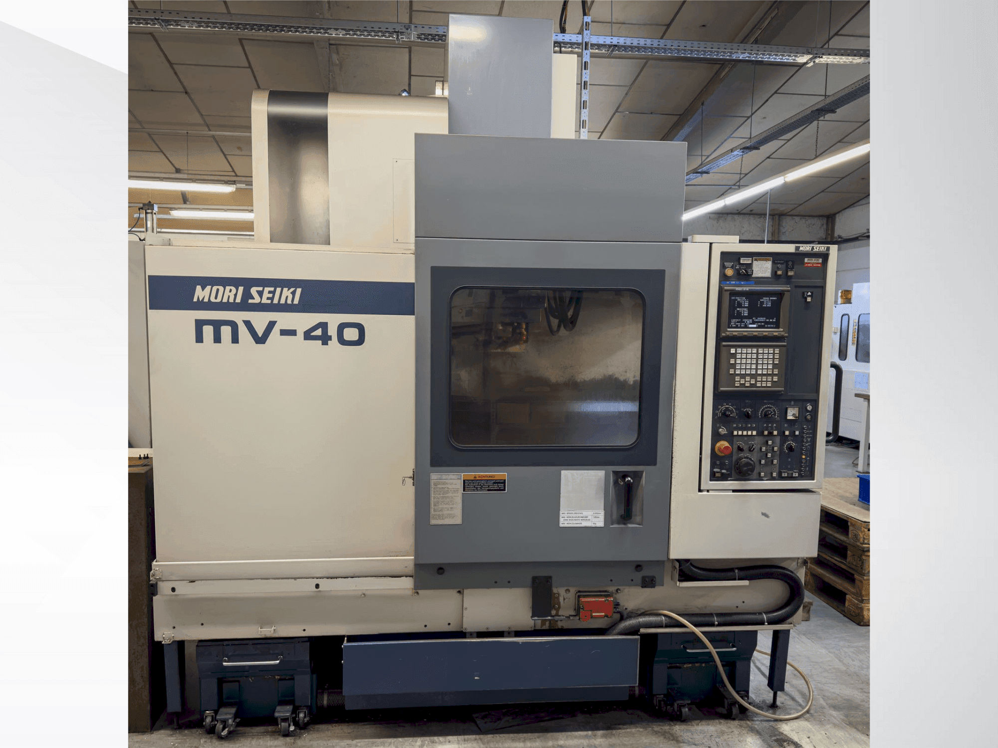 A MORI SEIKI MV 40B/40 gép elölnézete