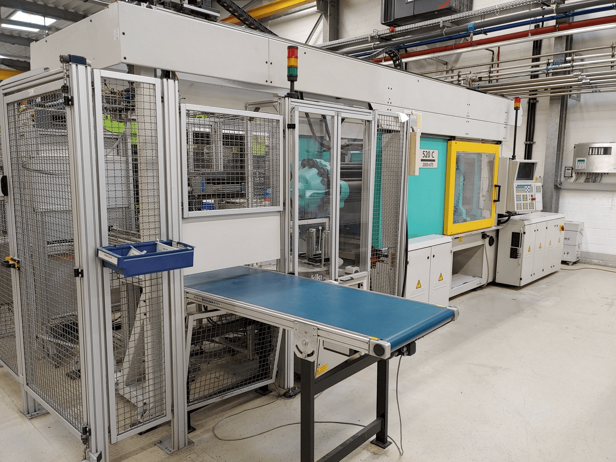 A Arburg Allrounder 520 C 2000-675 gép elölnézete