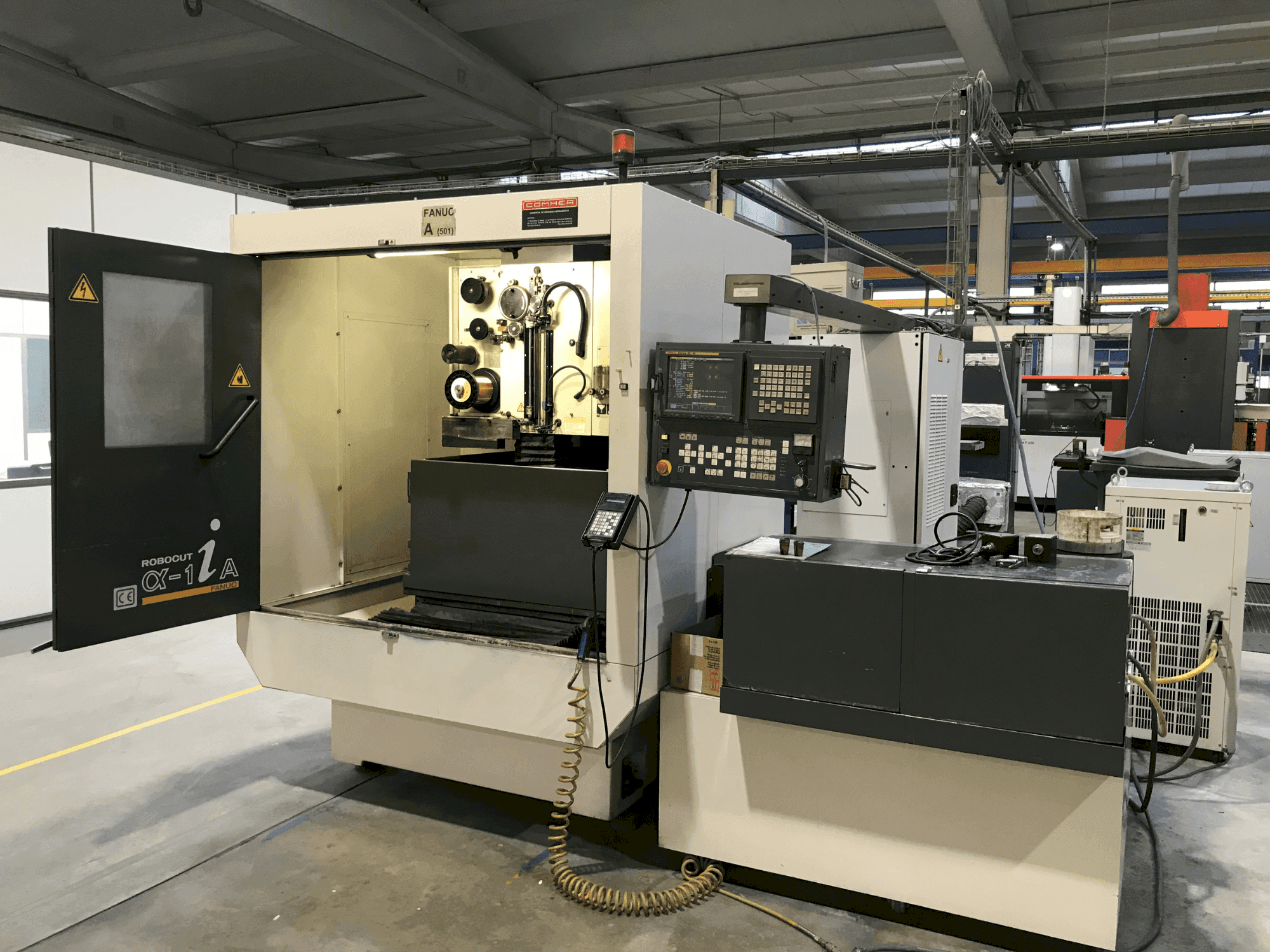 A FANUC ROBOCUT α-1iA gép elölnézete