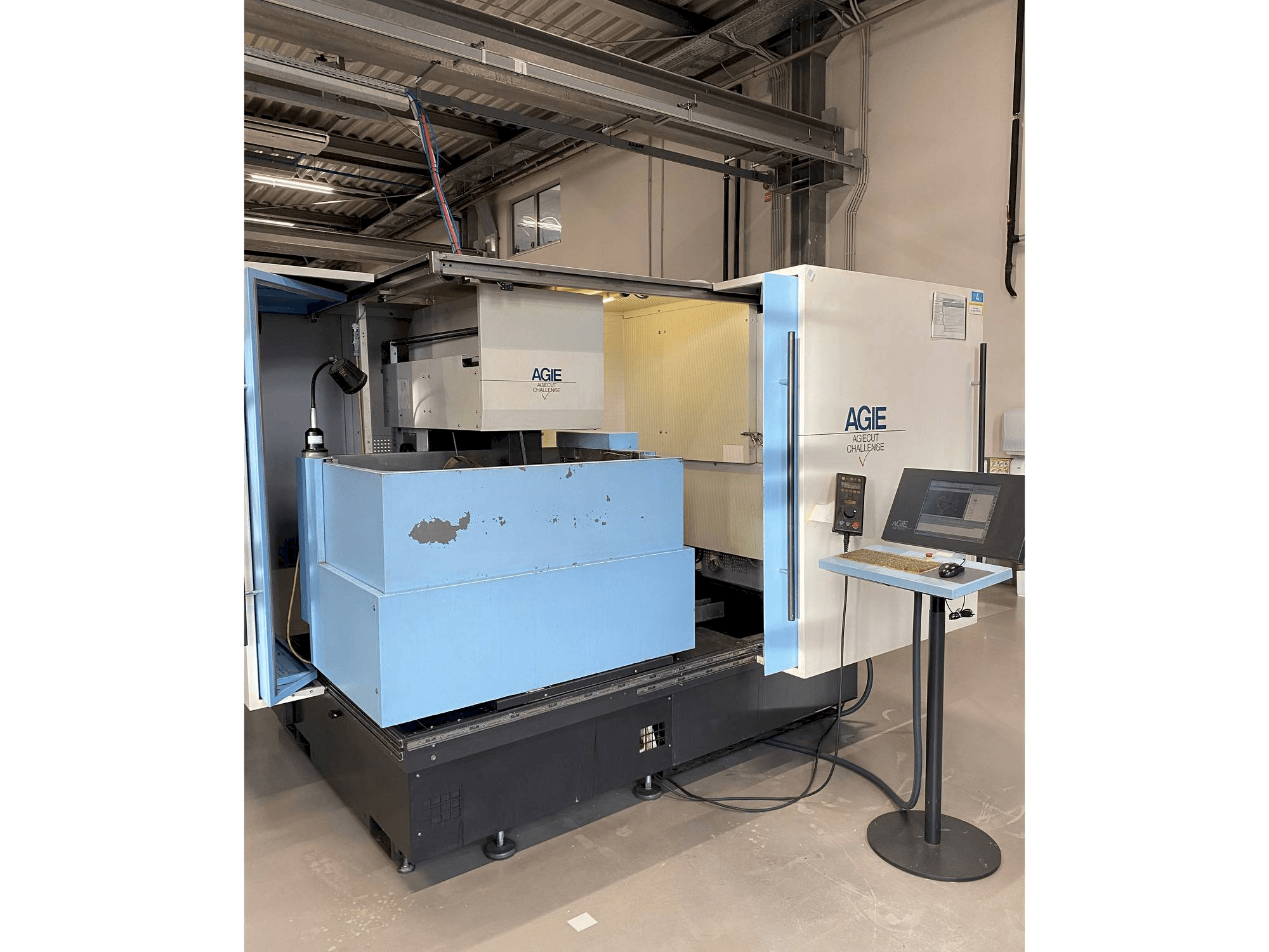 A AGIE AGIECUT VERTEX 3 gép elölnézete