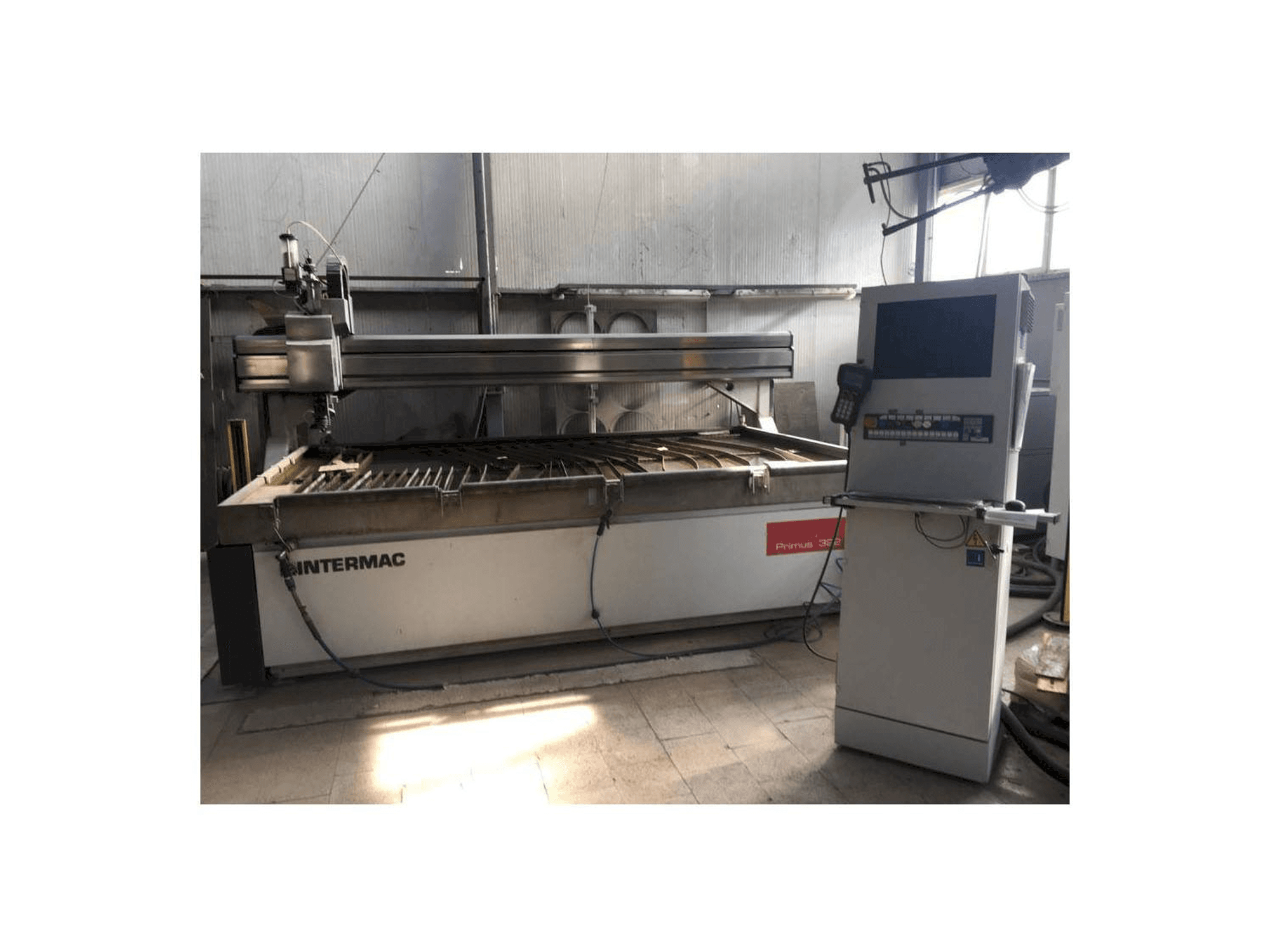 A Intermac primus 322 gép elölnézete