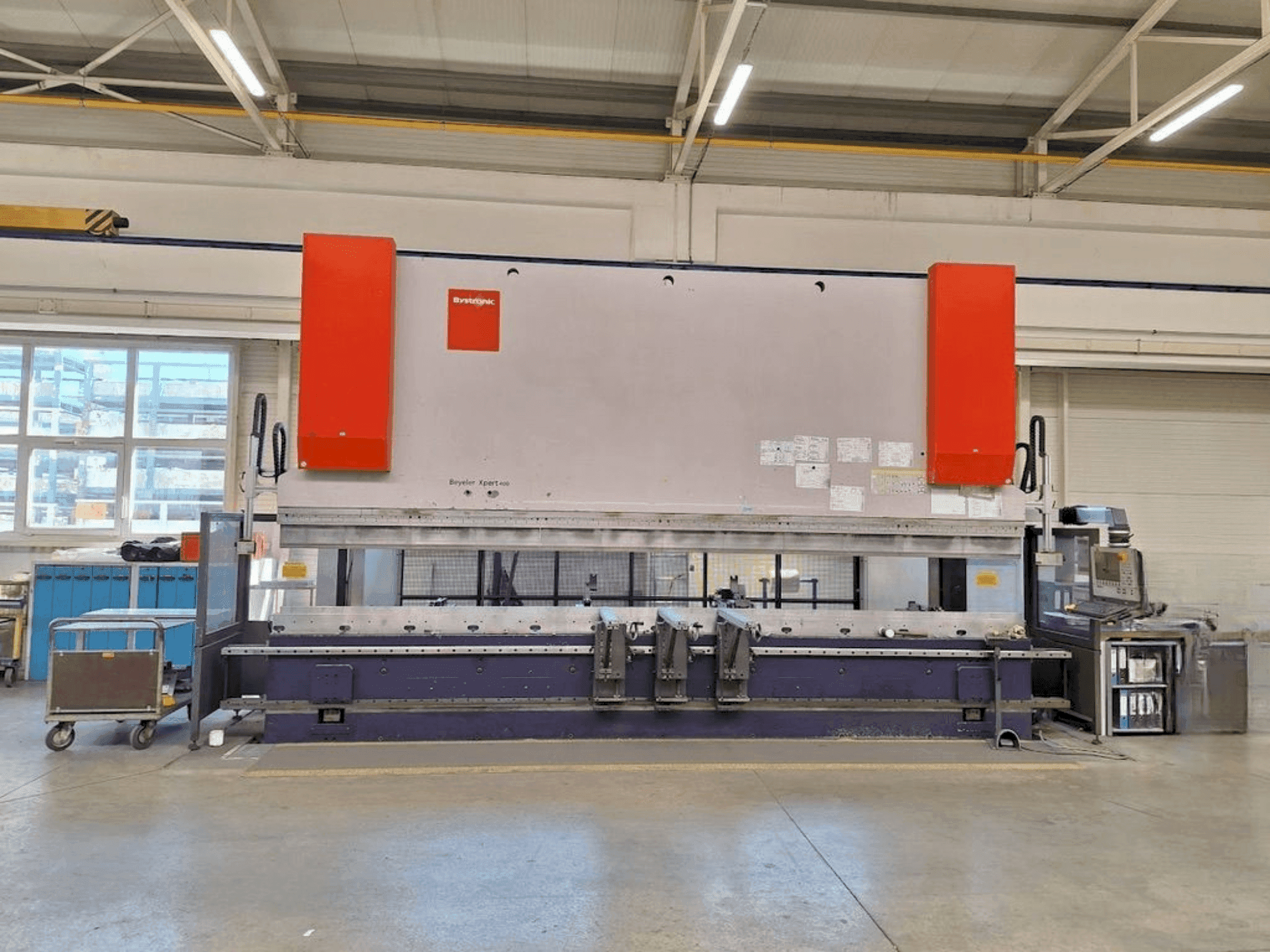 A Bystronic BEYELER XPERT 400 x 6200 gép elölnézete