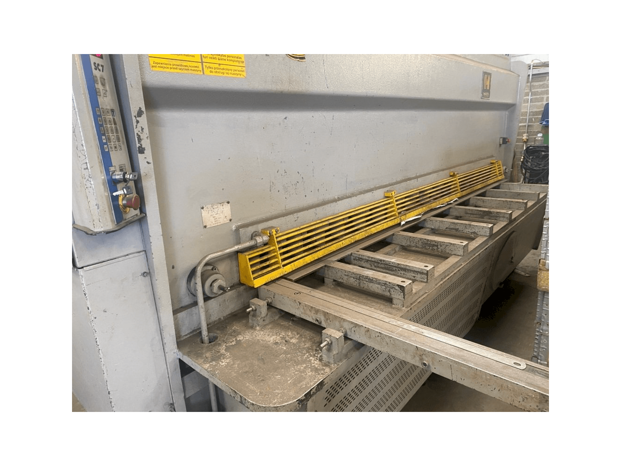 A HACO HSLX 3013 gép elölnézete